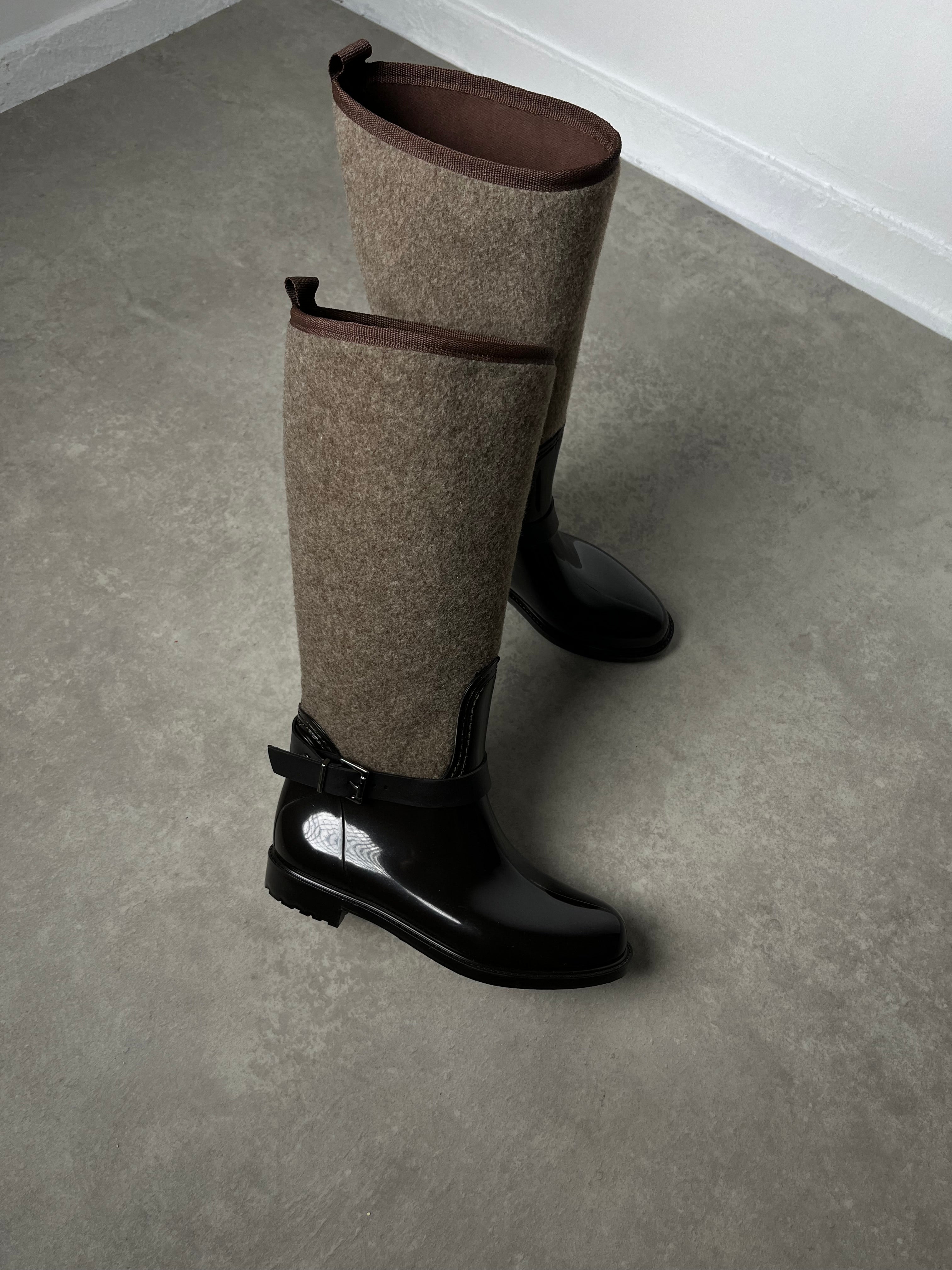 Kahverengi Toka Detaylı Yağmur Çizmesi