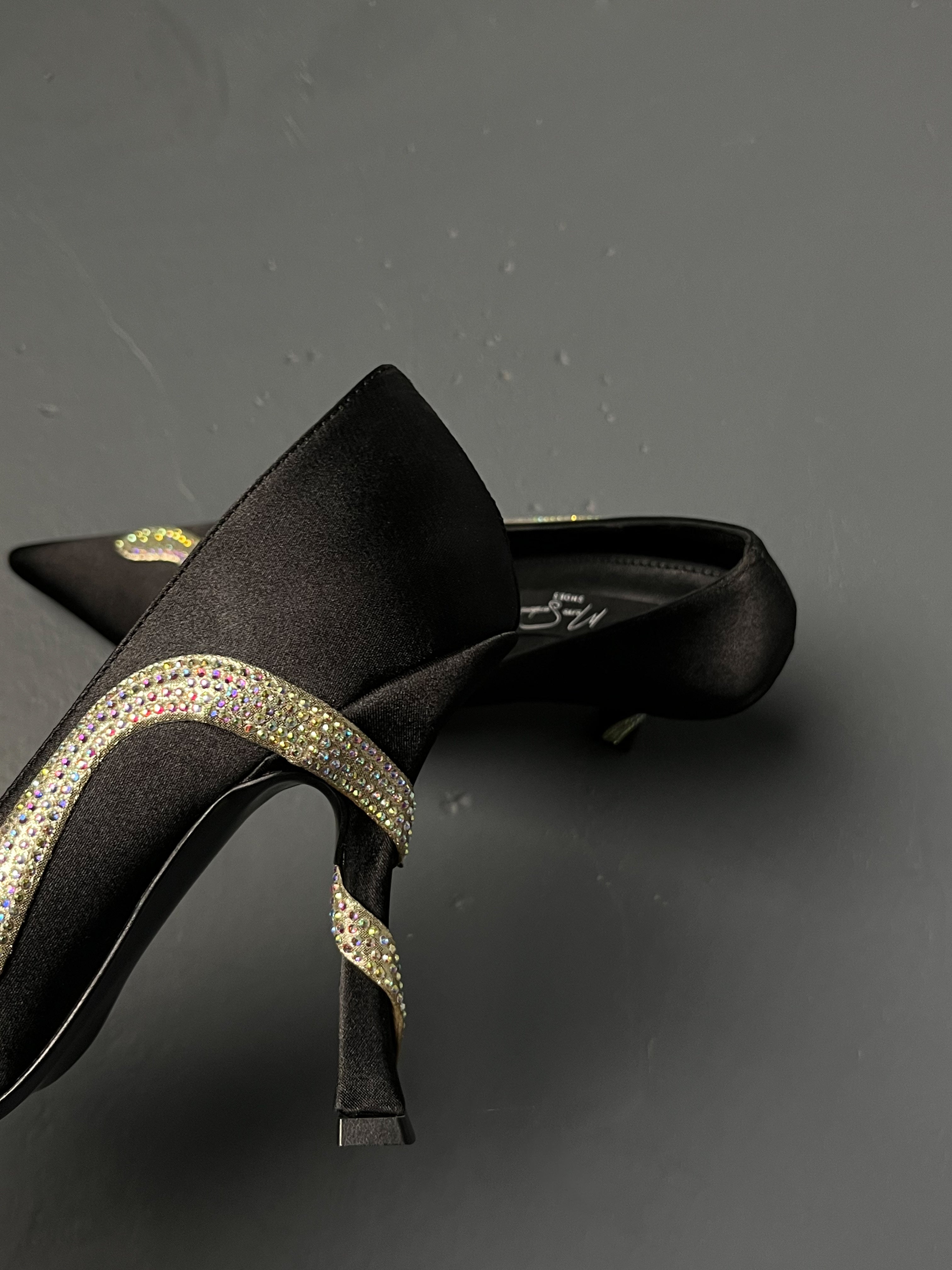 Siyah Taş Detaylı Saten Topuklu Ayakkabı