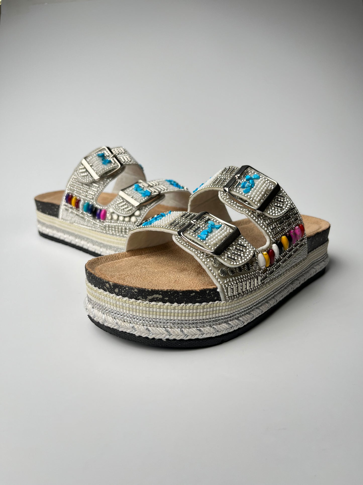 Beyaz taş detaylı terlik