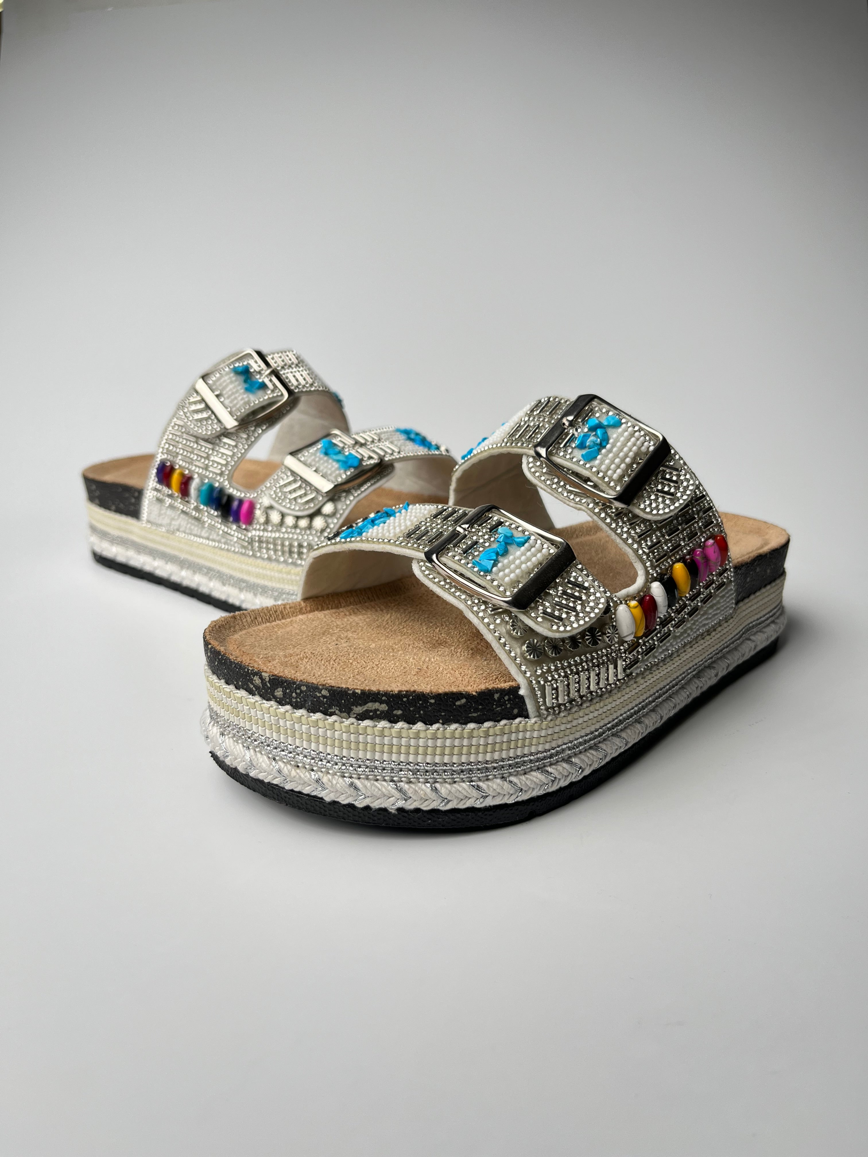 Beyaz taş detaylı terlik