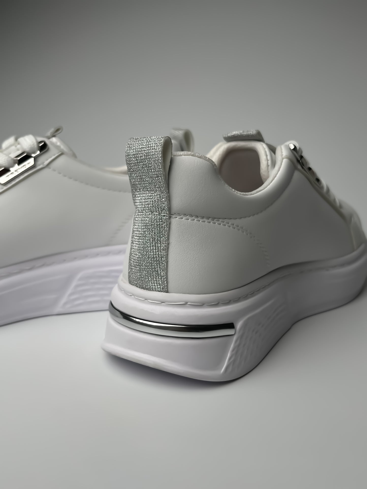 Beyaz Spor Ayakkabı – Gümüş Detaylı