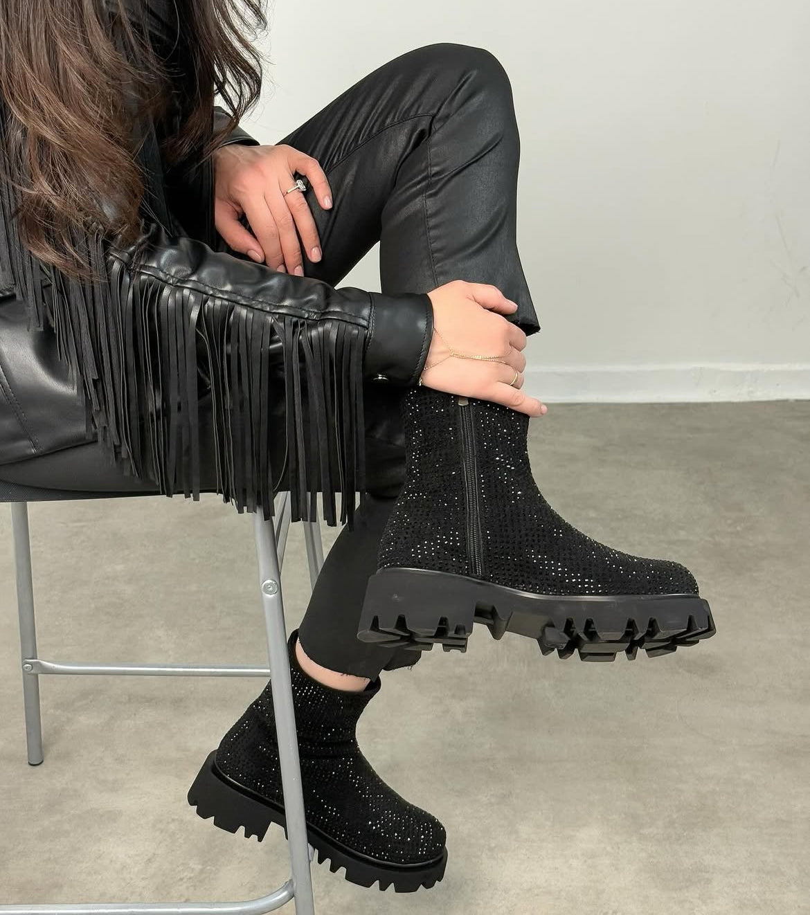 Siyah Taş Detaylı Kalın Tabanlı Bot