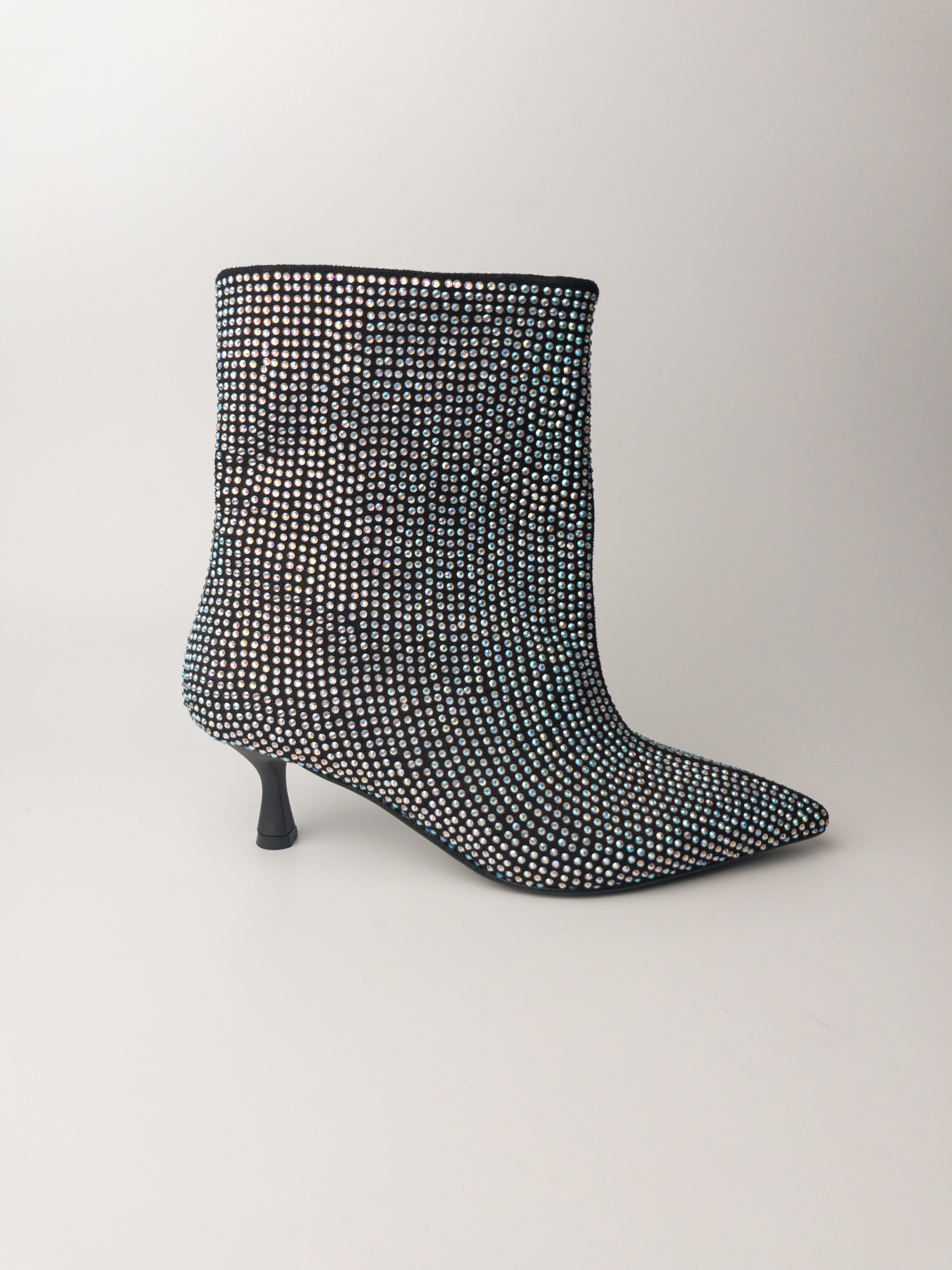 Siyah Taş Detaylı İnce Topuklu Kadın Bot – 6 cm Topuk, Geniş Konç XL