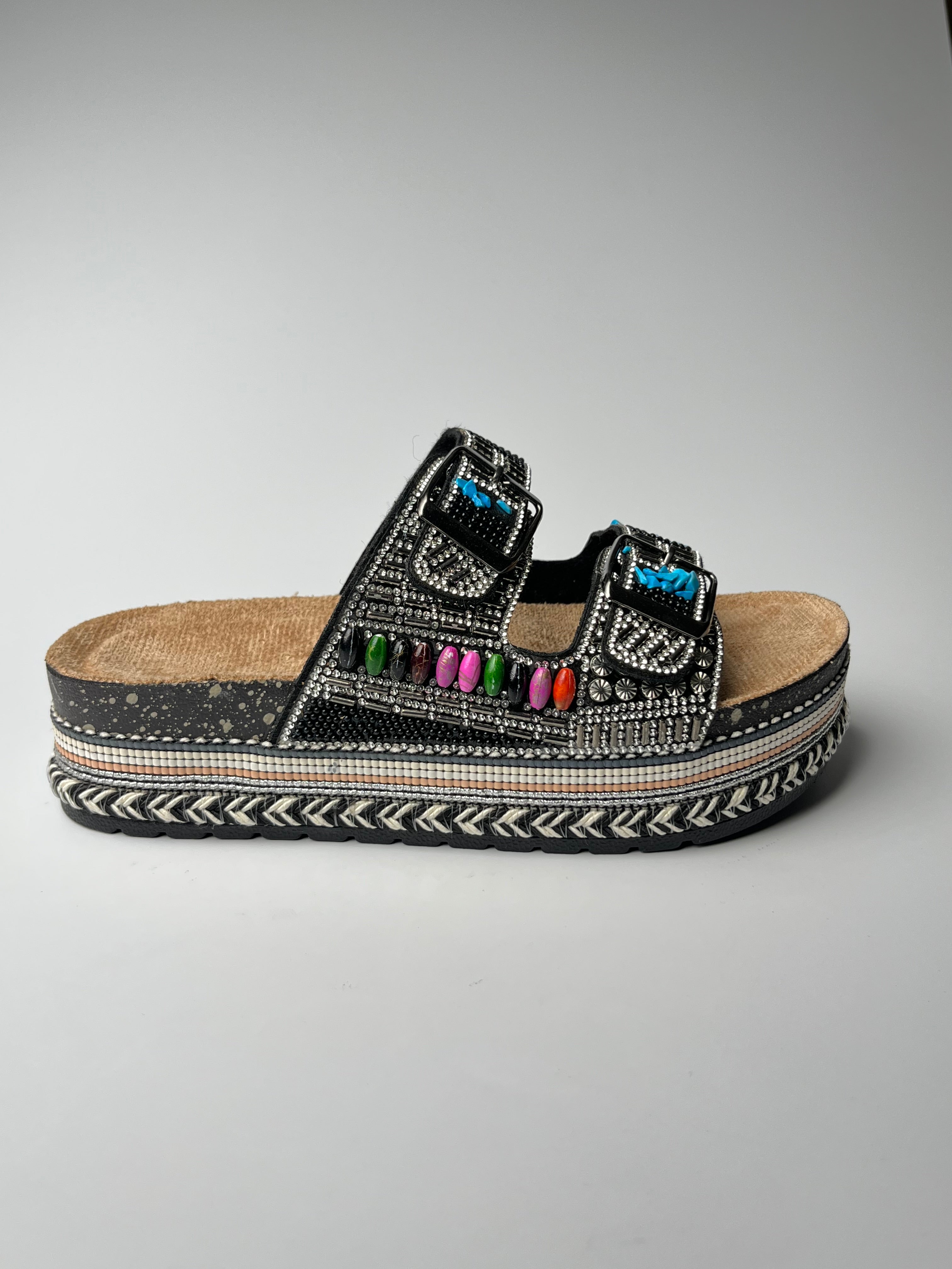 Siyah taş detaylı terlik