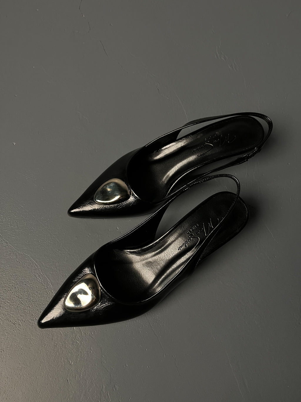 Siyah Kırışık Rugan Metal Detaylı İnce Topuklu Ayakkabı