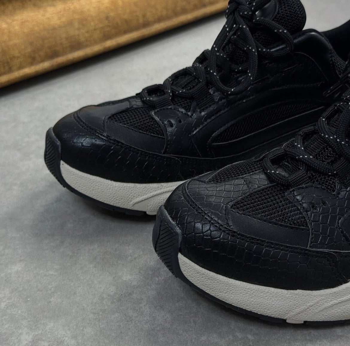 Siyah-Krem Kalın Tabanlı Sneaker | Günlük ve Şık Spor Ayakkabı