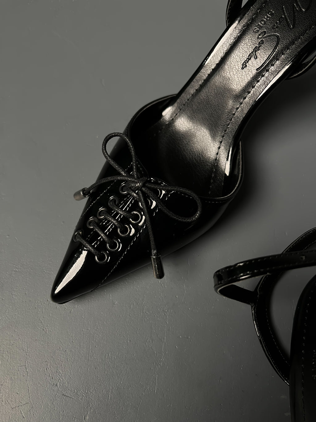 Siyah Rugan Bağcıklı İnce Topuklu Ayakkabı