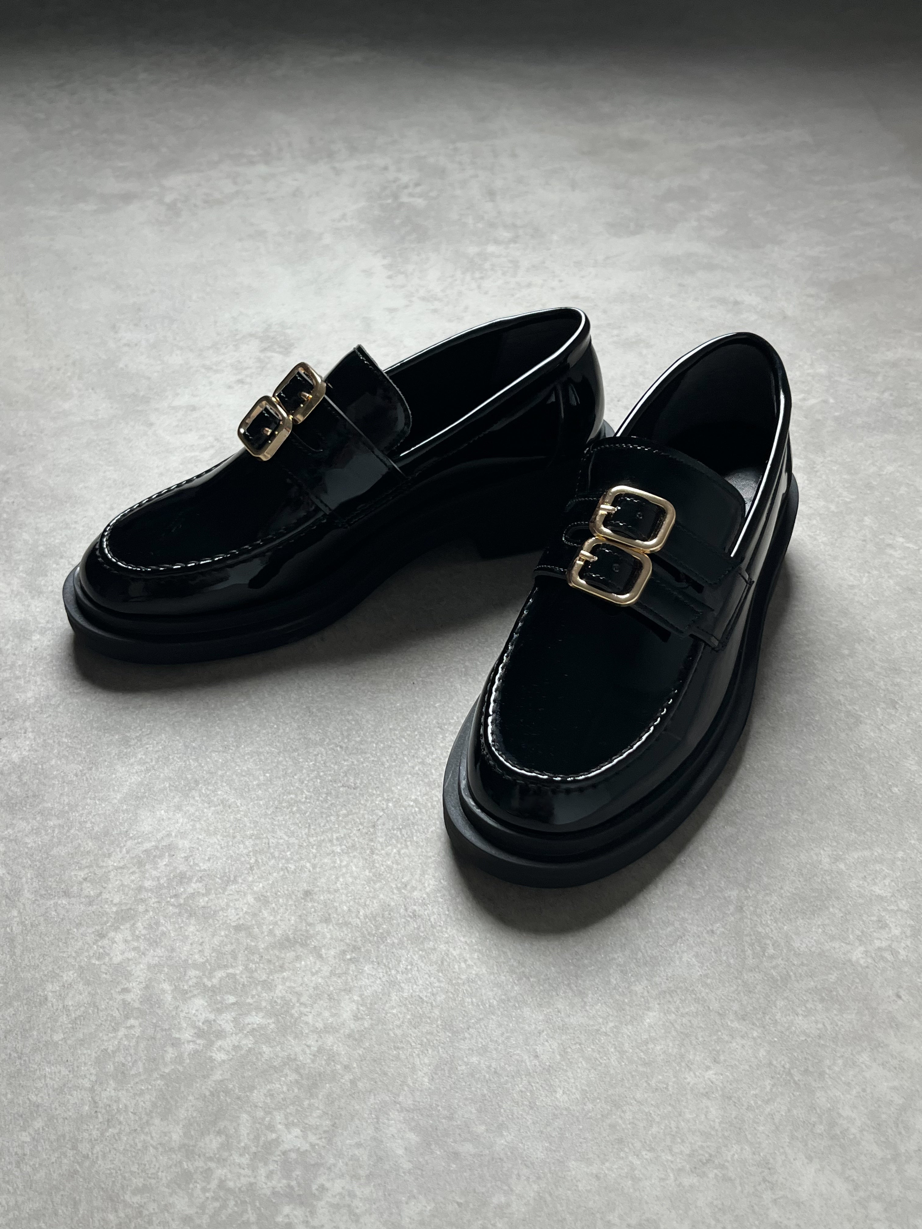 Gold toka detaylı siyah rugan loafer