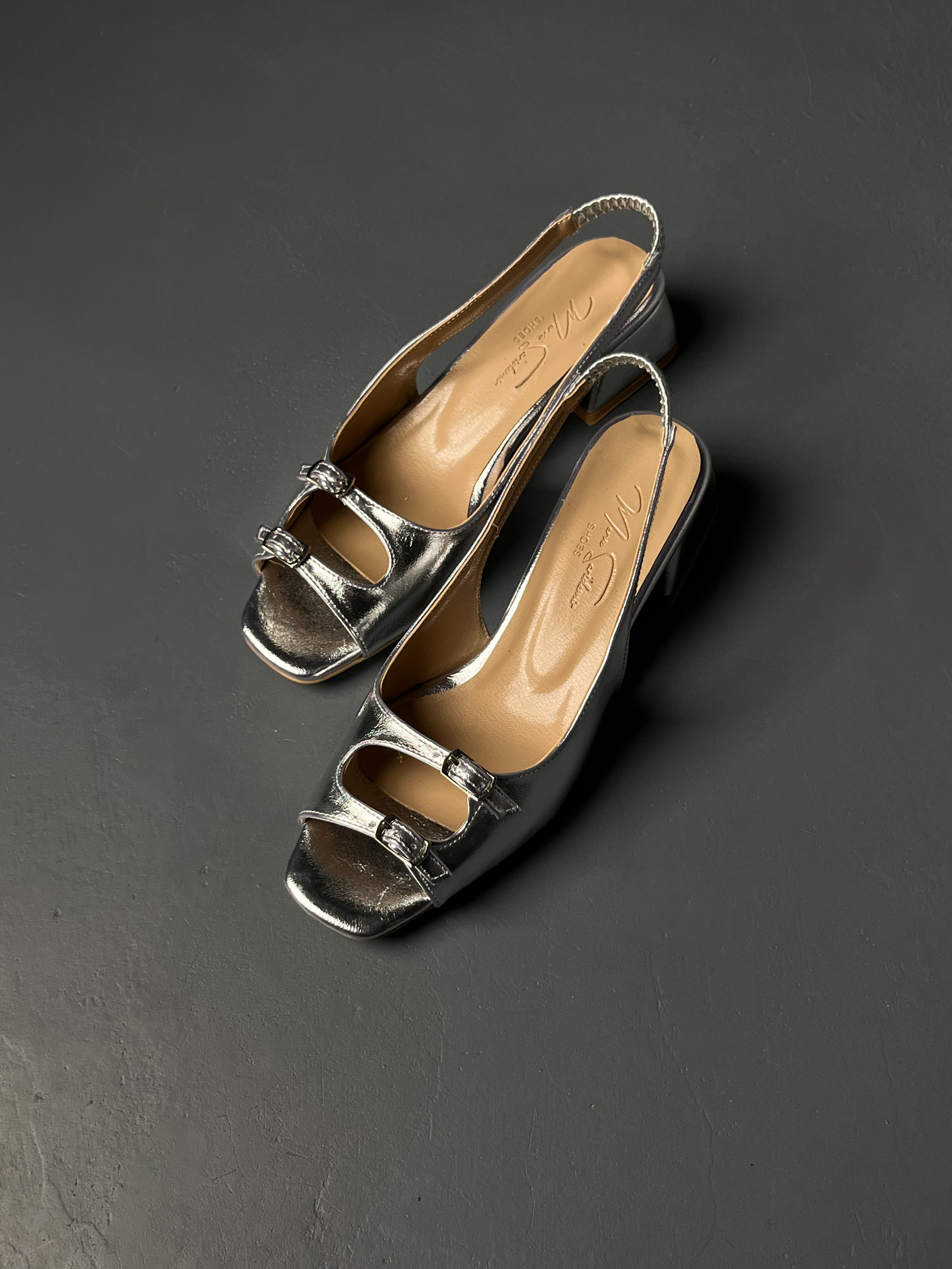 Gümüş Rugan Tokalı Kalın Topuklu Ayakkabı