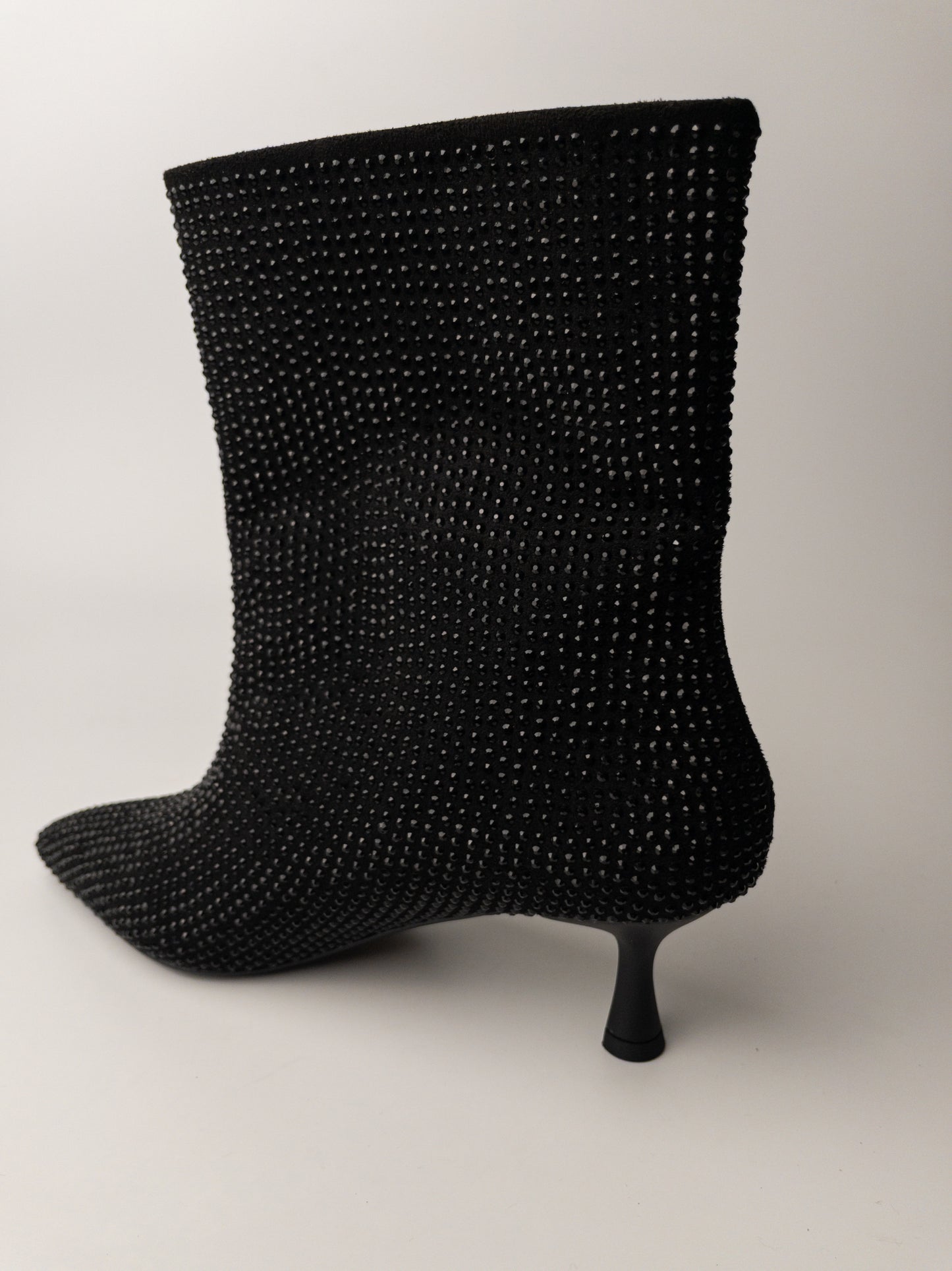 Siyah Taş Detaylı İnce Topuklu Kadın Bot – 6 cm Topuk, Geniş Konç XL