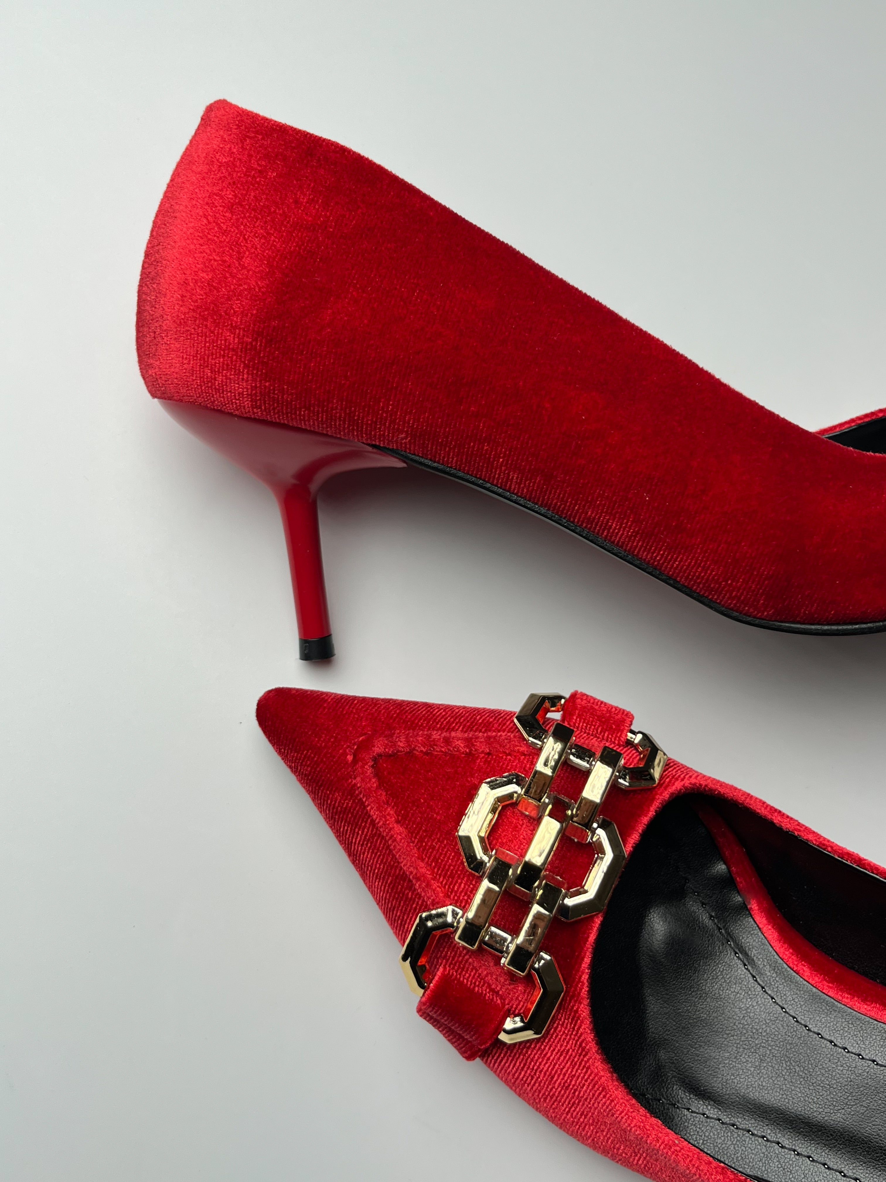 Kırmızı Süet Zincir Detaylı İnce Topuklu Ayakkabı