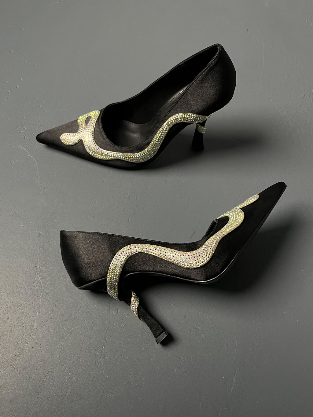 Siyah Taş Detaylı Saten Topuklu Ayakkabı