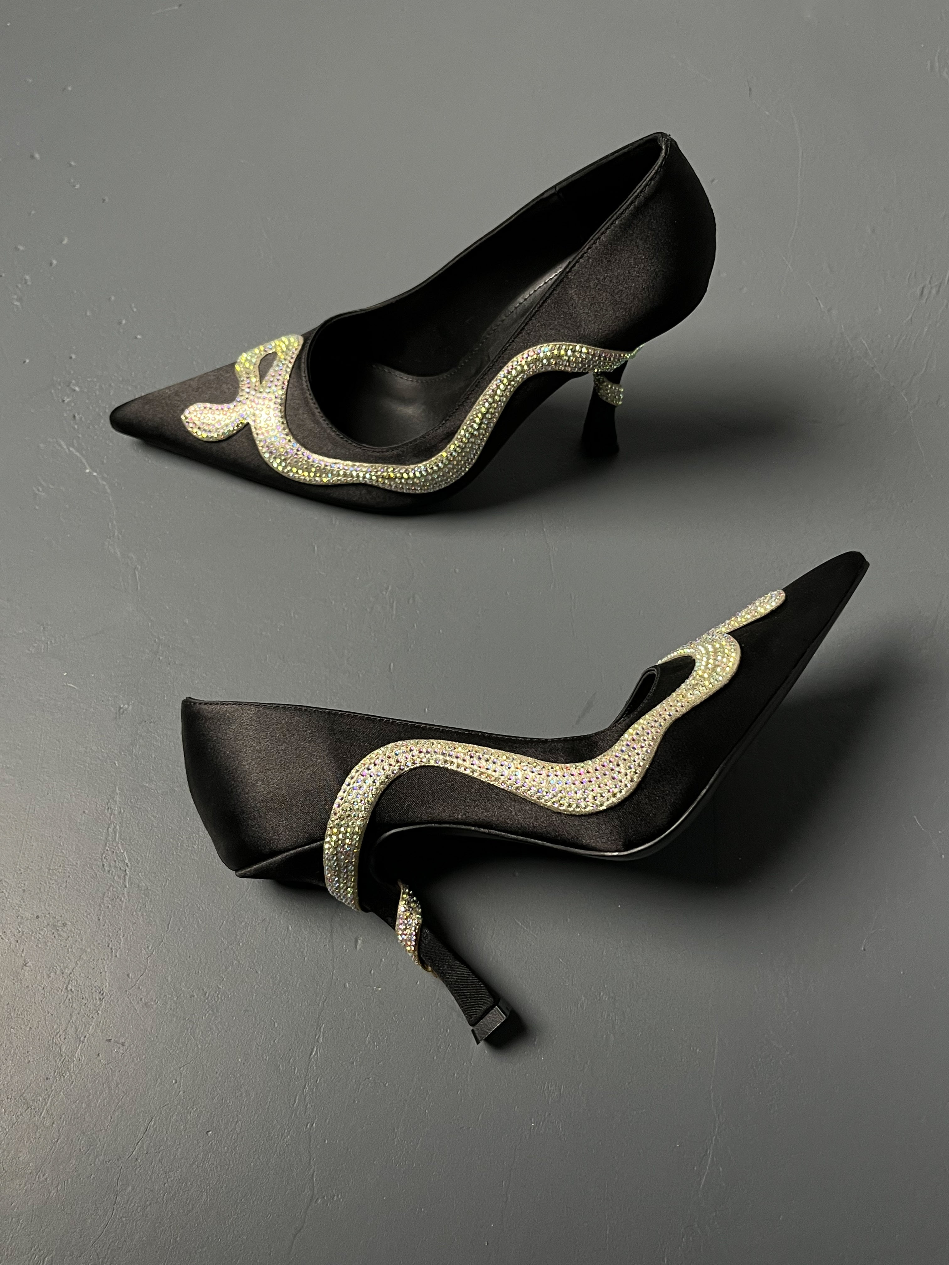 Siyah Taş Detaylı Saten Topuklu Ayakkabı