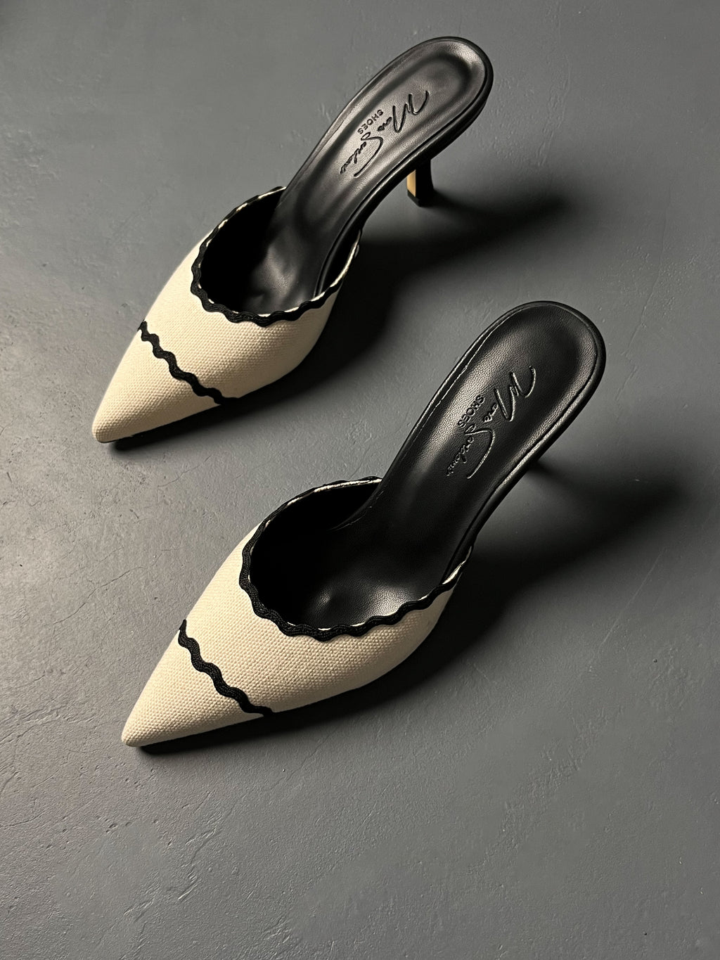 Krem-Siyah Detaylı Sivri Burun Keten Terlik