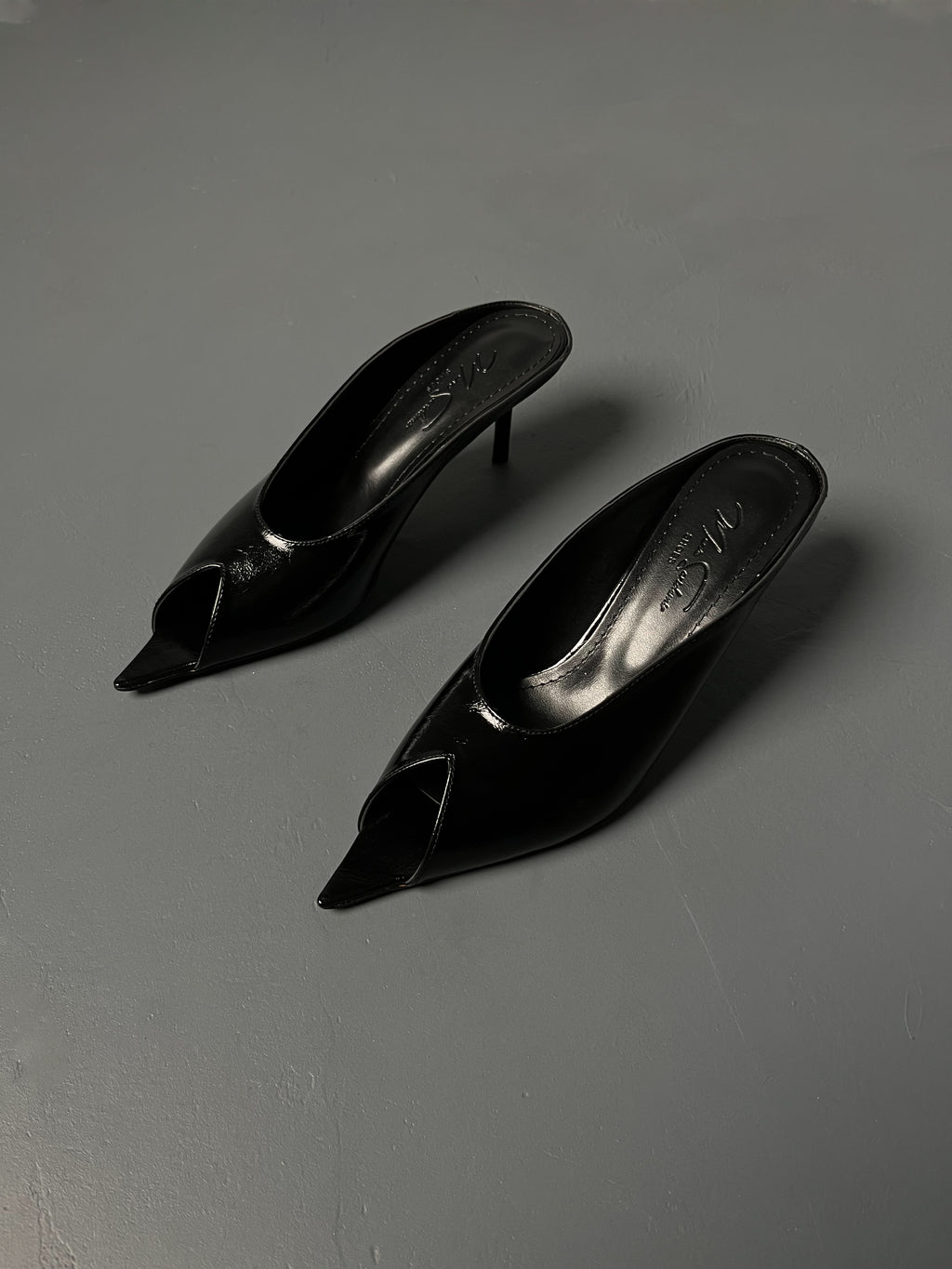 Siyah açık burun terlik