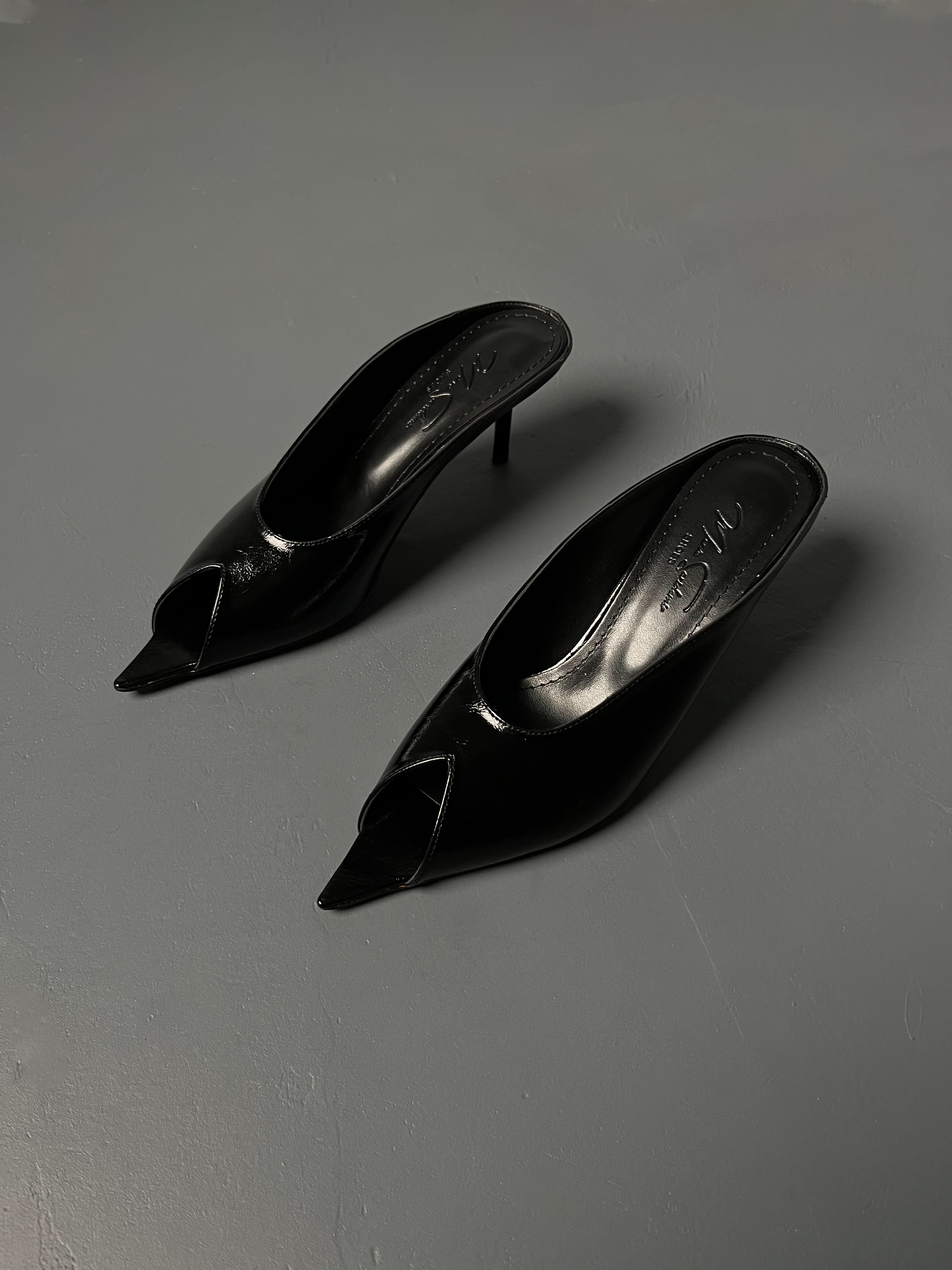 Siyah açık burun terlik