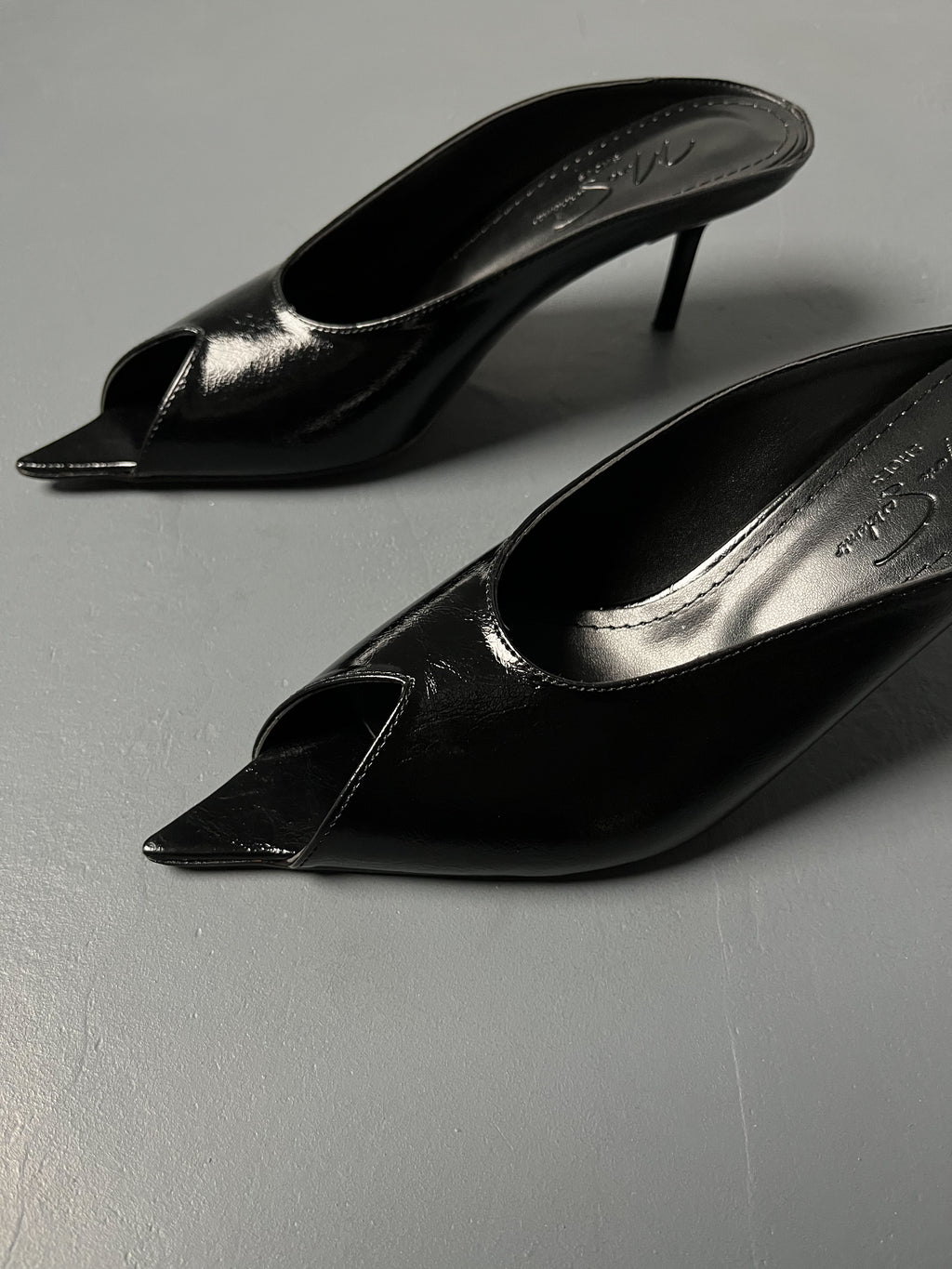 Siyah açık burun terlik