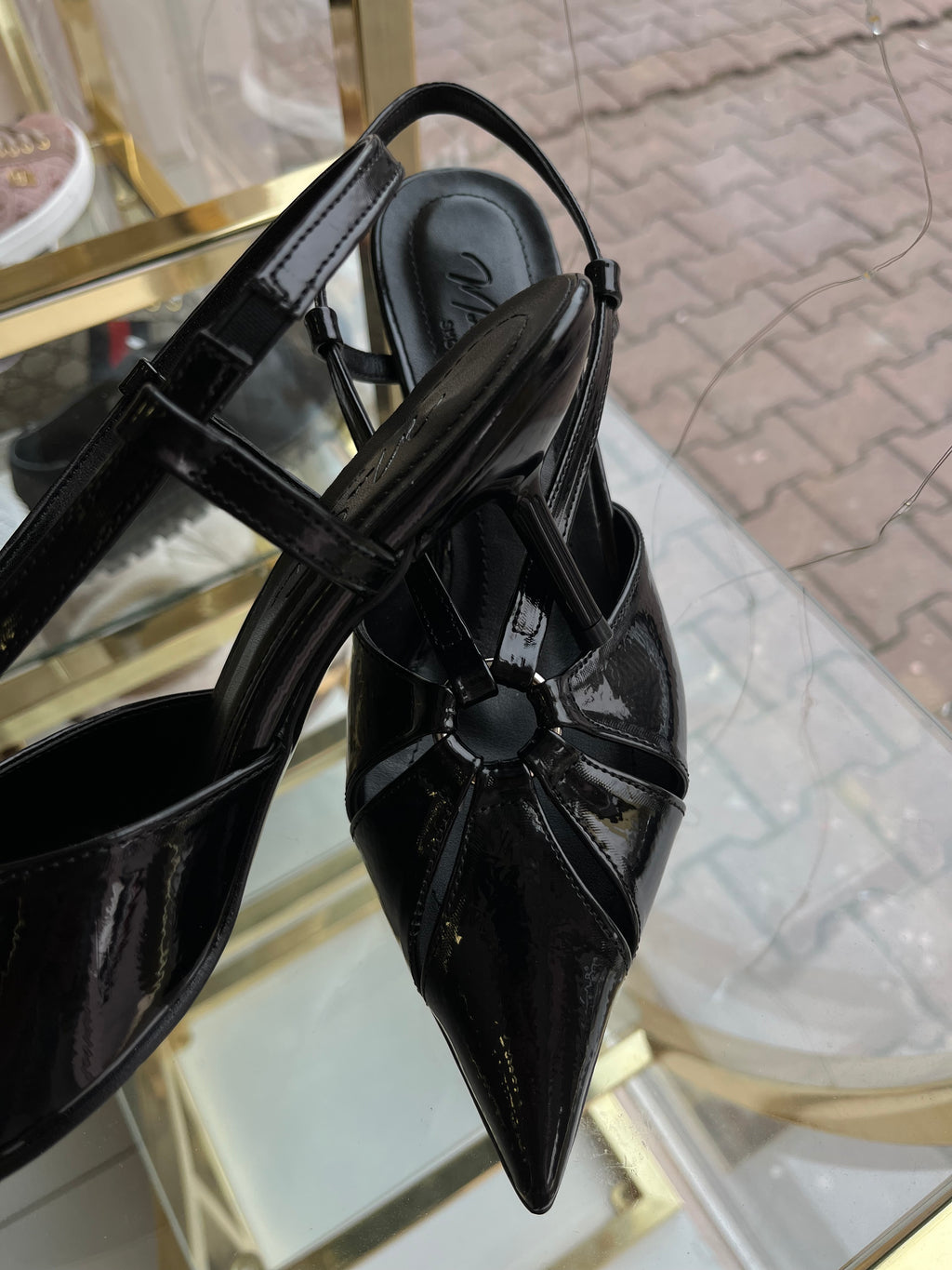 Siyah rugan kısa topuklu ayakkabı