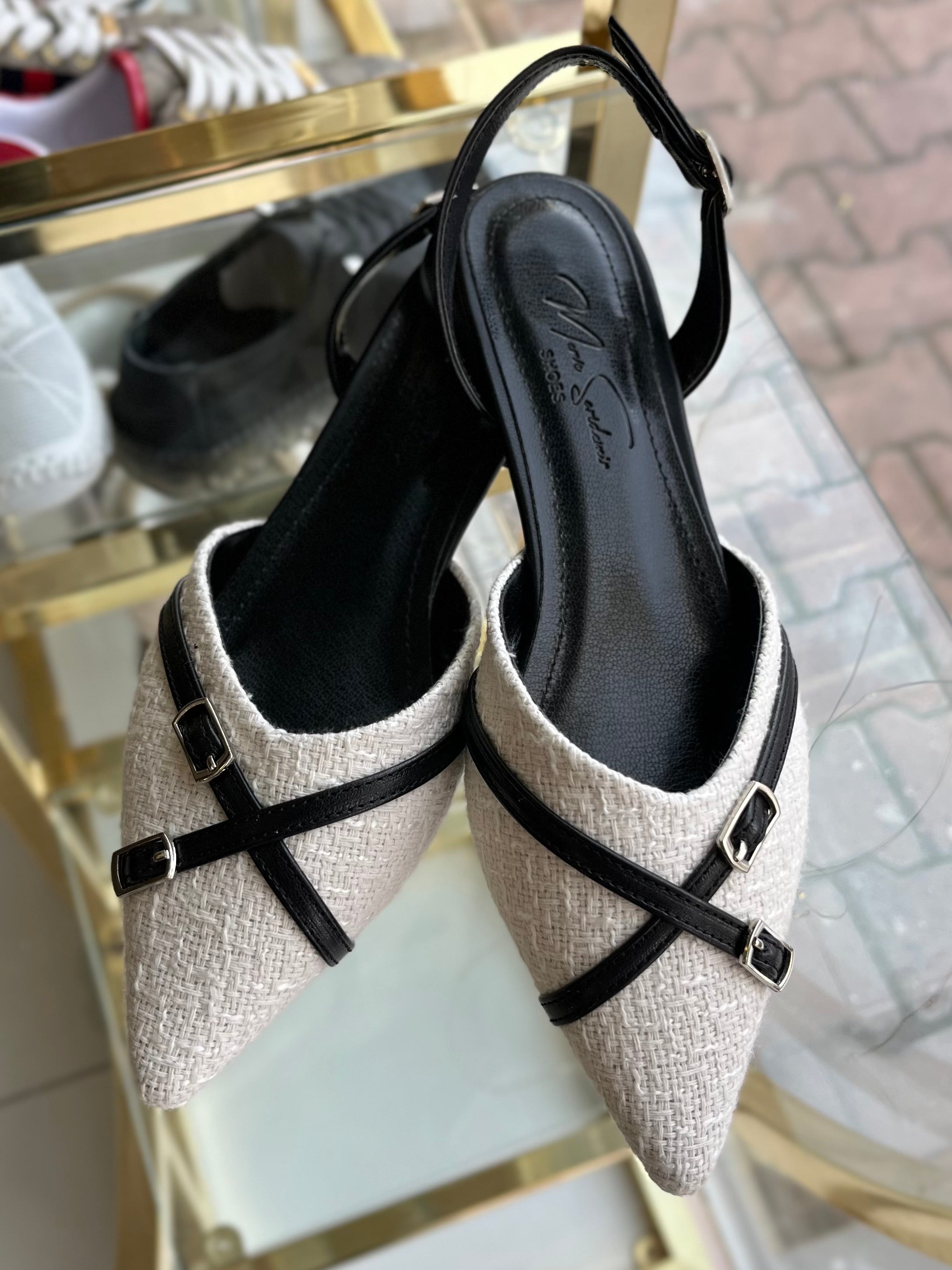 Beyaz tüvit kemer detaylı topuklu ayakkabı