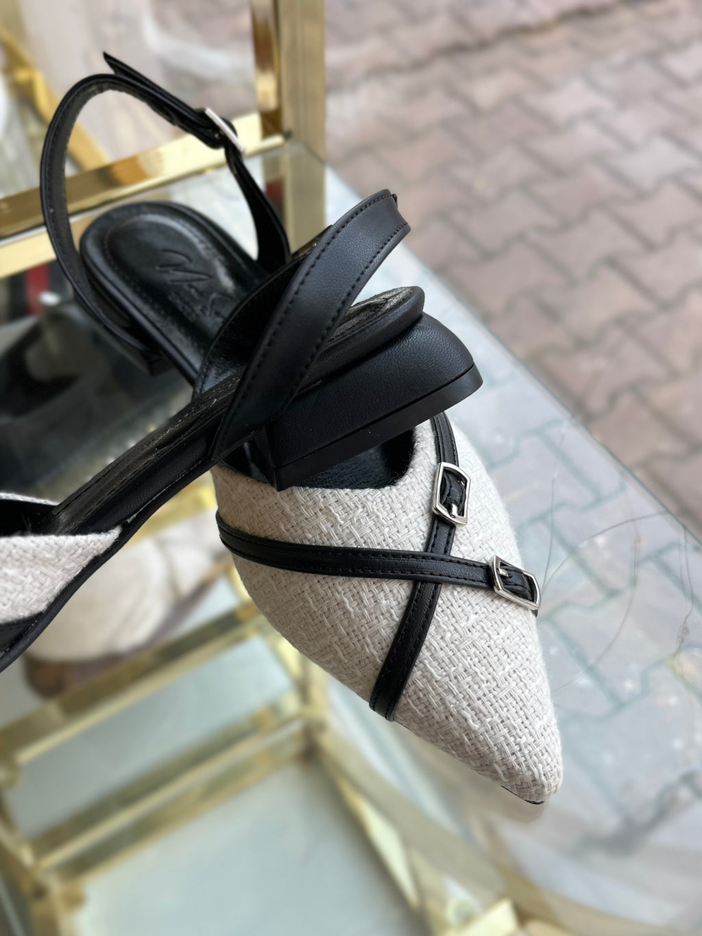 Beyaz tüvit kemer detaylı topuklu ayakkabı