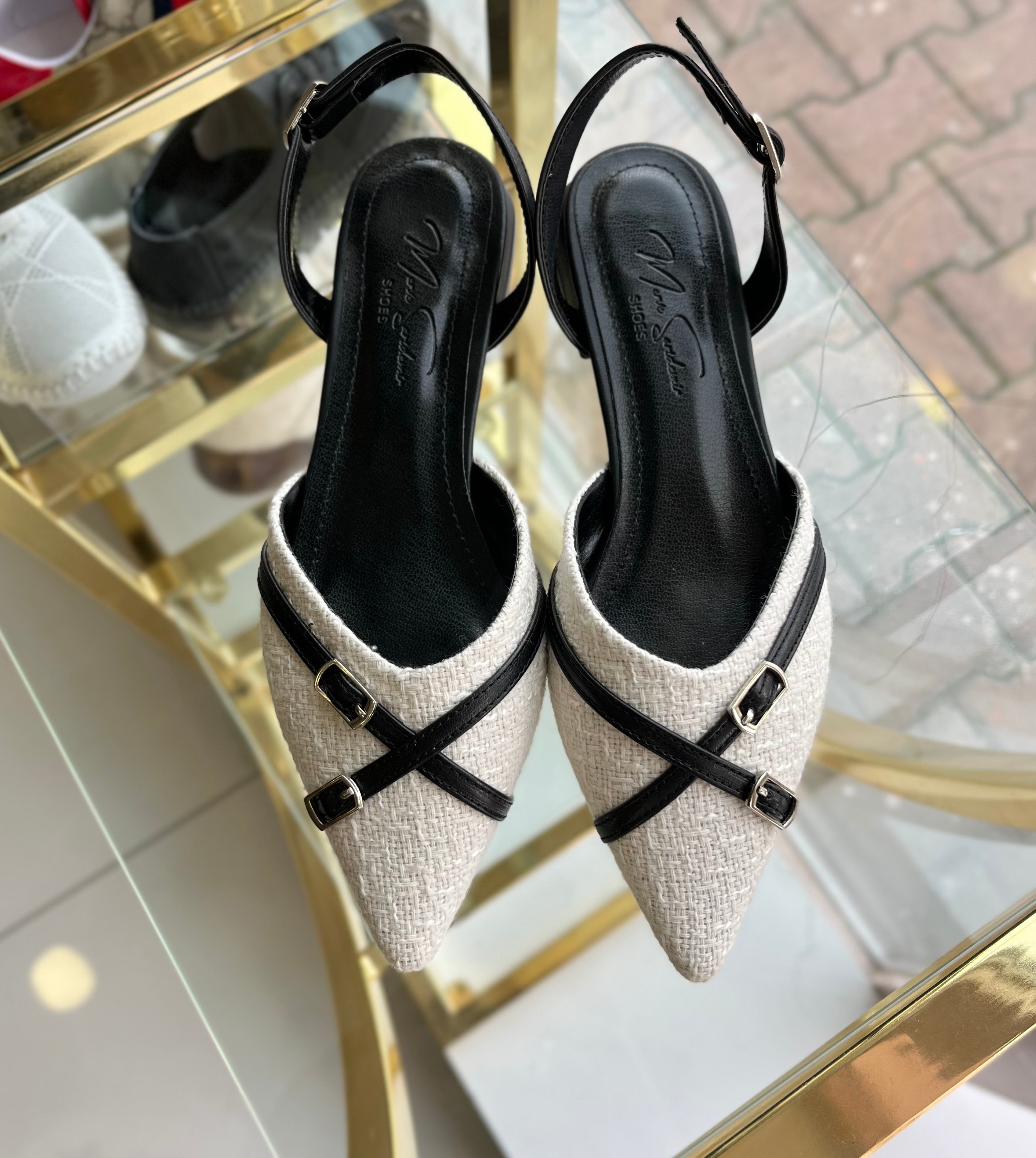 Beyaz tüvit kemer detaylı topuklu ayakkabı