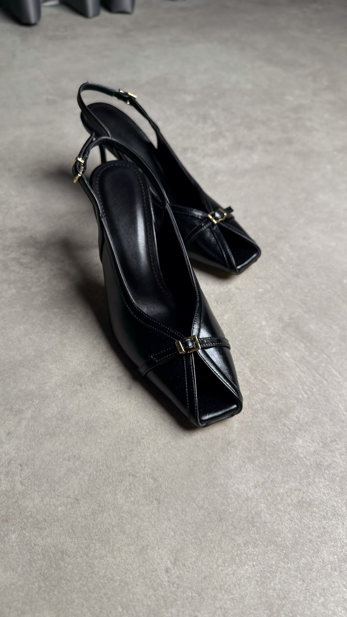 Siyah Tokalı Slingback Kare Burun Ayakkabı