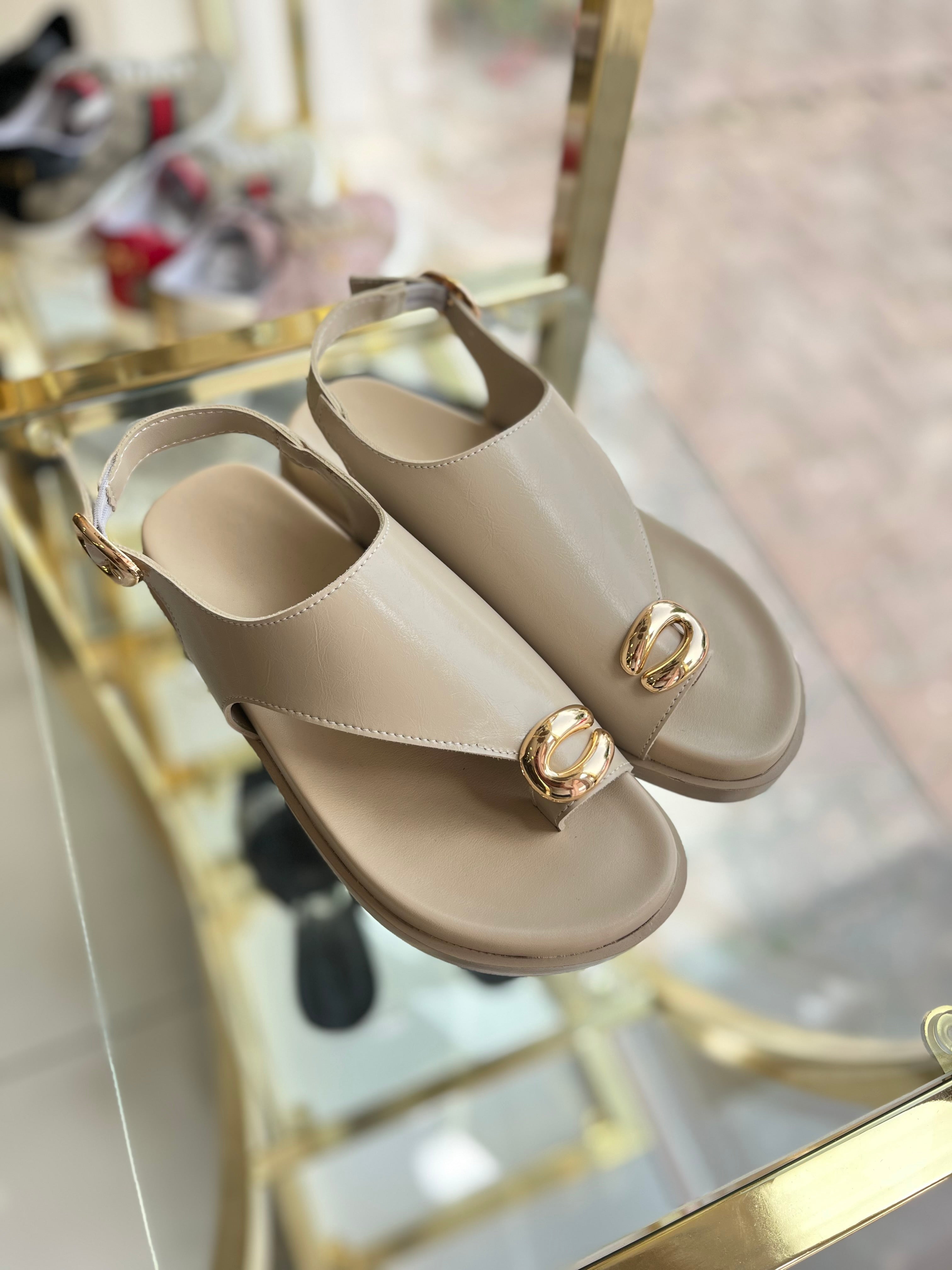 Krem gold toka detaylı sandalet