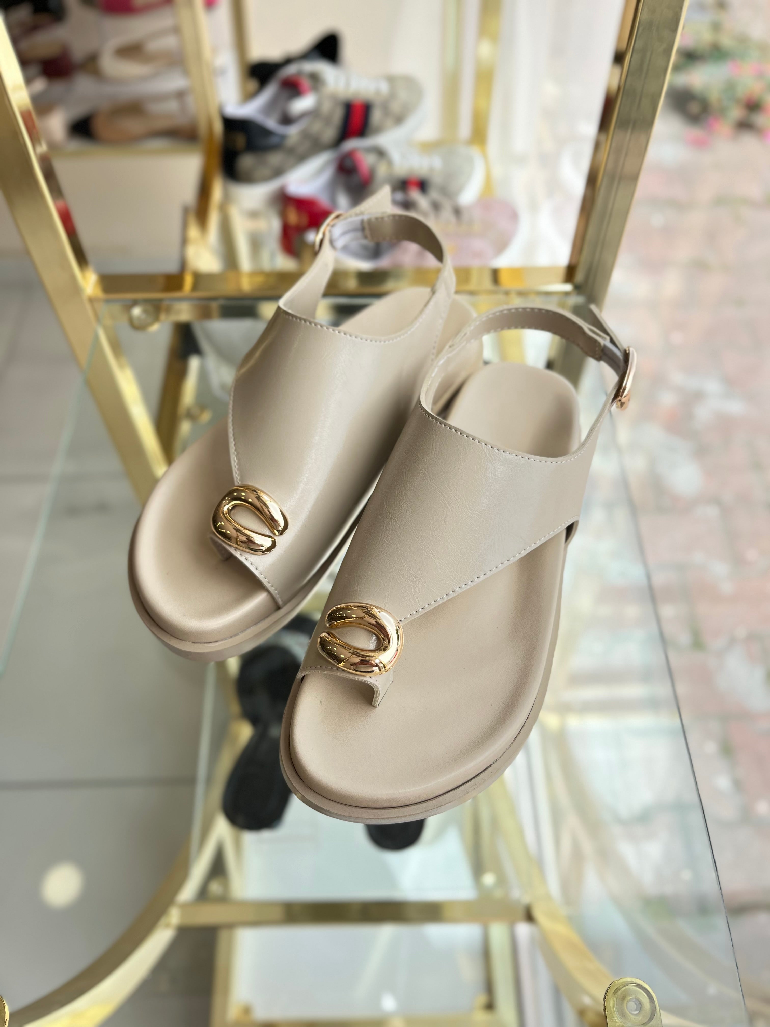Krem gold toka detaylı sandalet