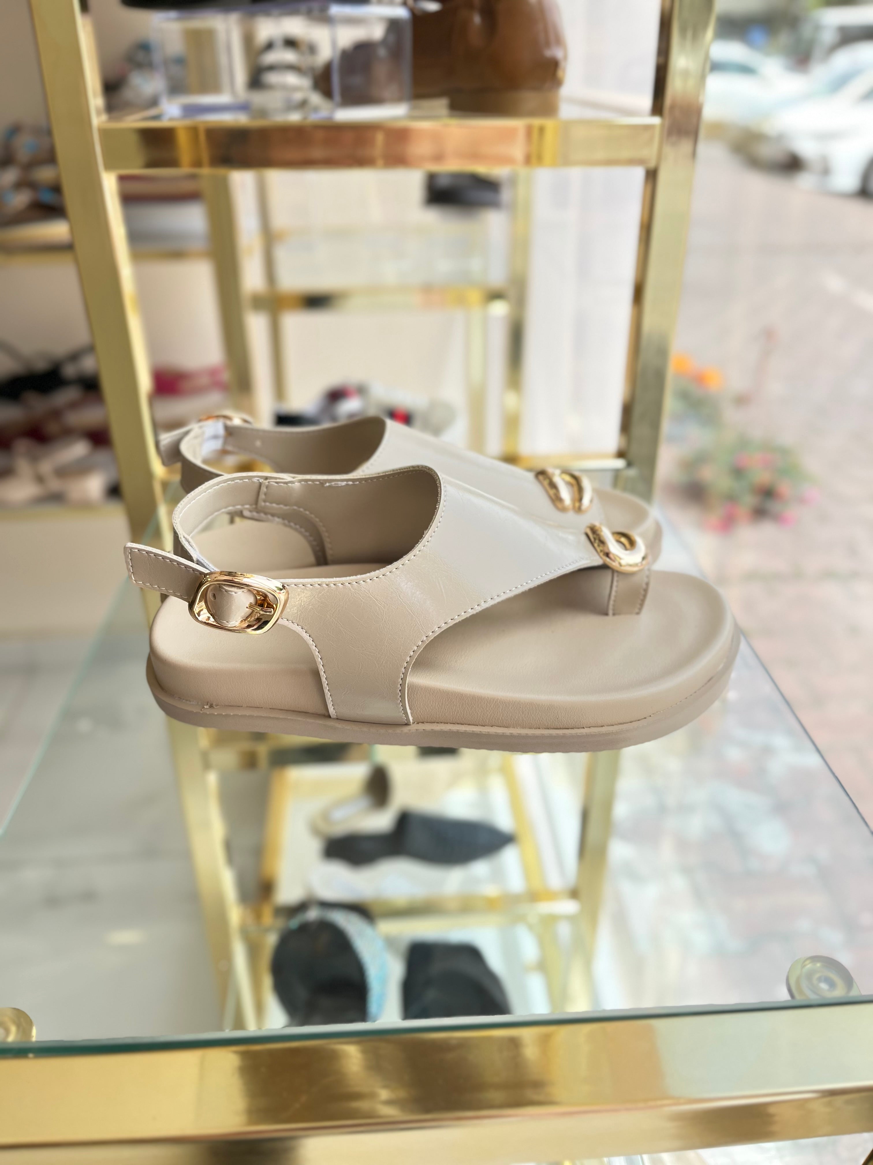 Krem gold toka detaylı sandalet