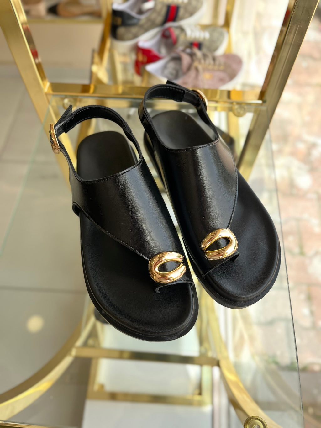 Siyah gold toka detaylı sandalet
