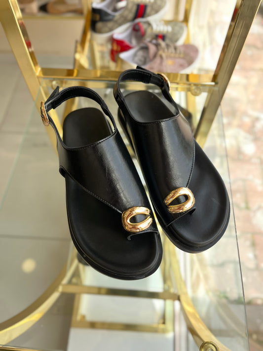 Siyah gold toka detaylı sandalet
