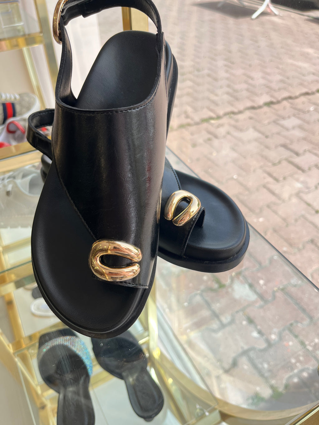 Siyah gold toka detaylı sandalet