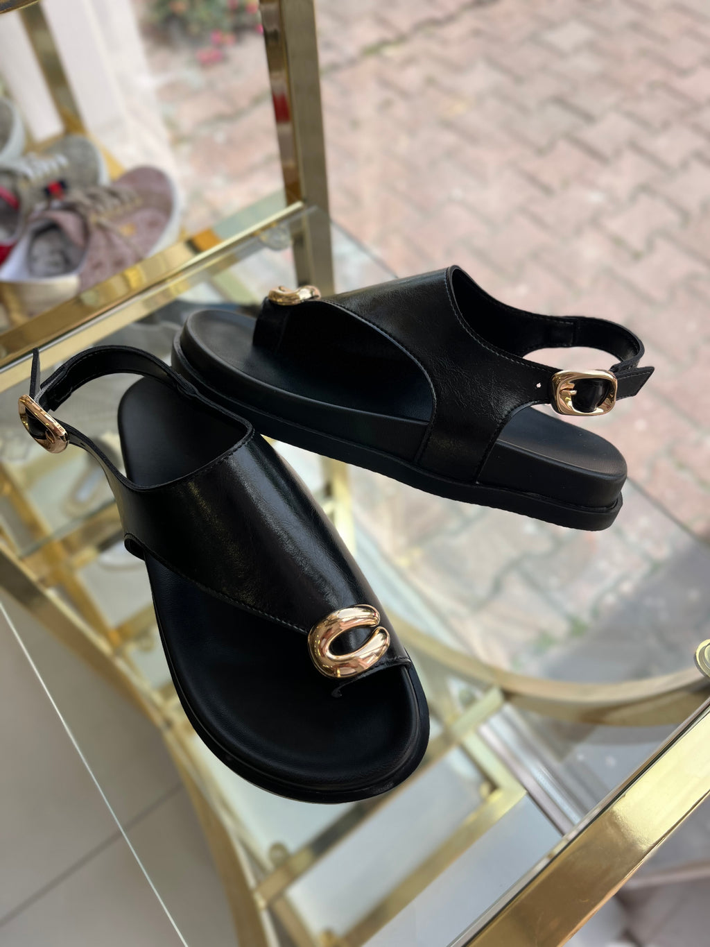 Siyah gold toka detaylı sandalet