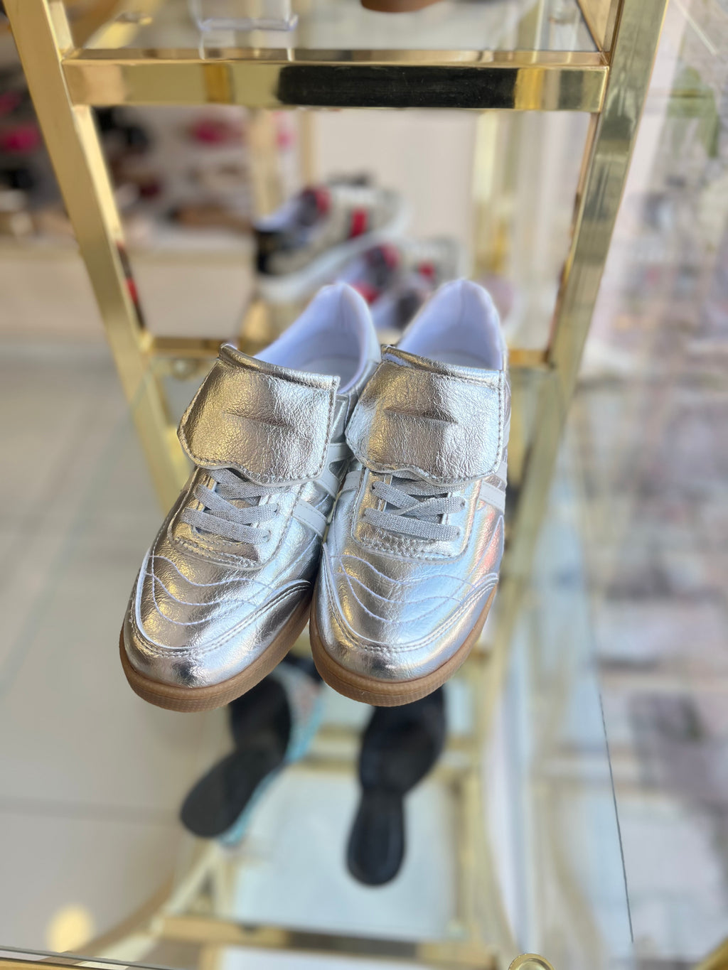Gümüş beyaz şerit detaylı spor ayakkabı