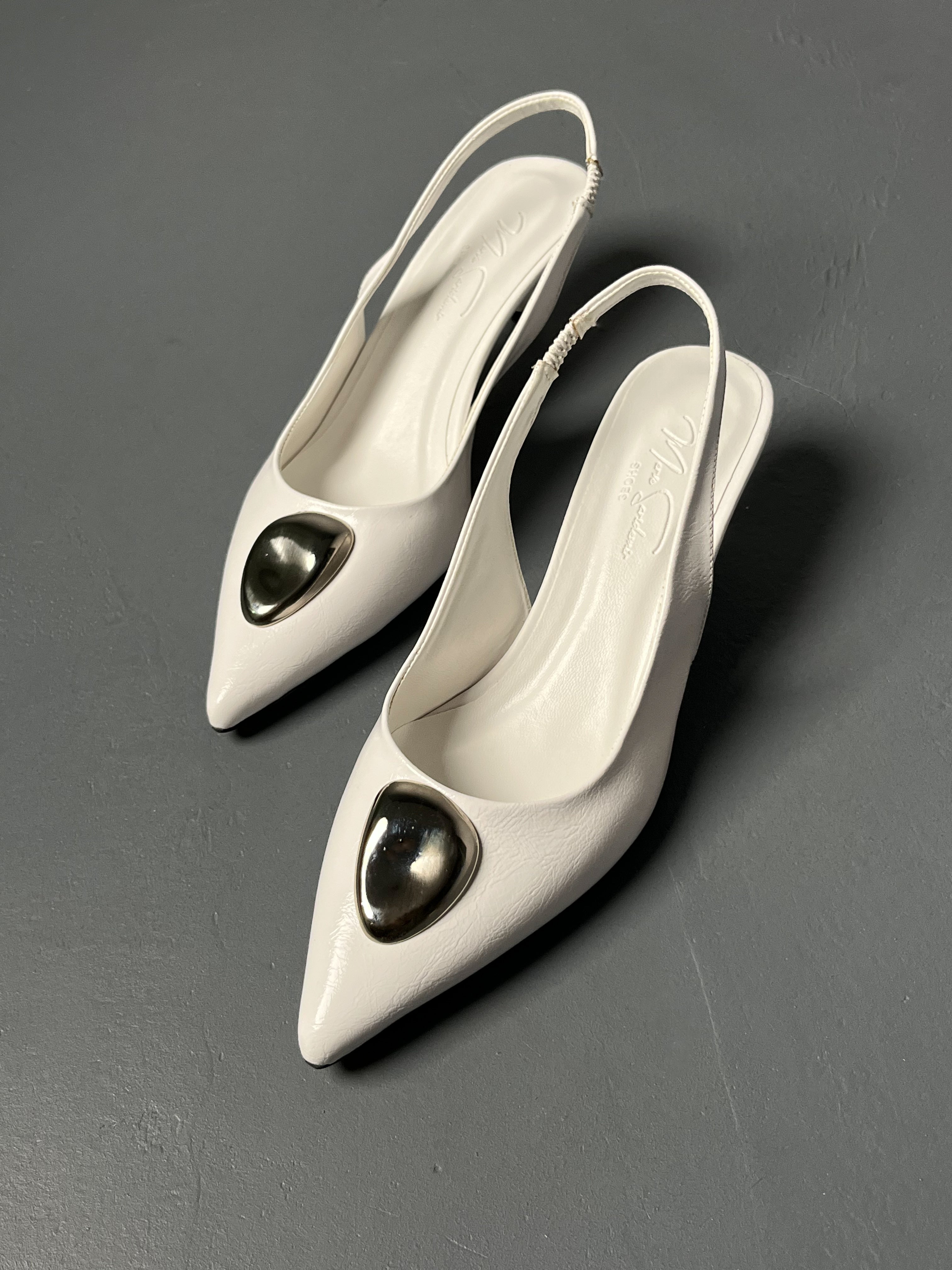 Beyaz Kırışık Rugan Metal Detaylı İnce Topuklu Ayakkabı