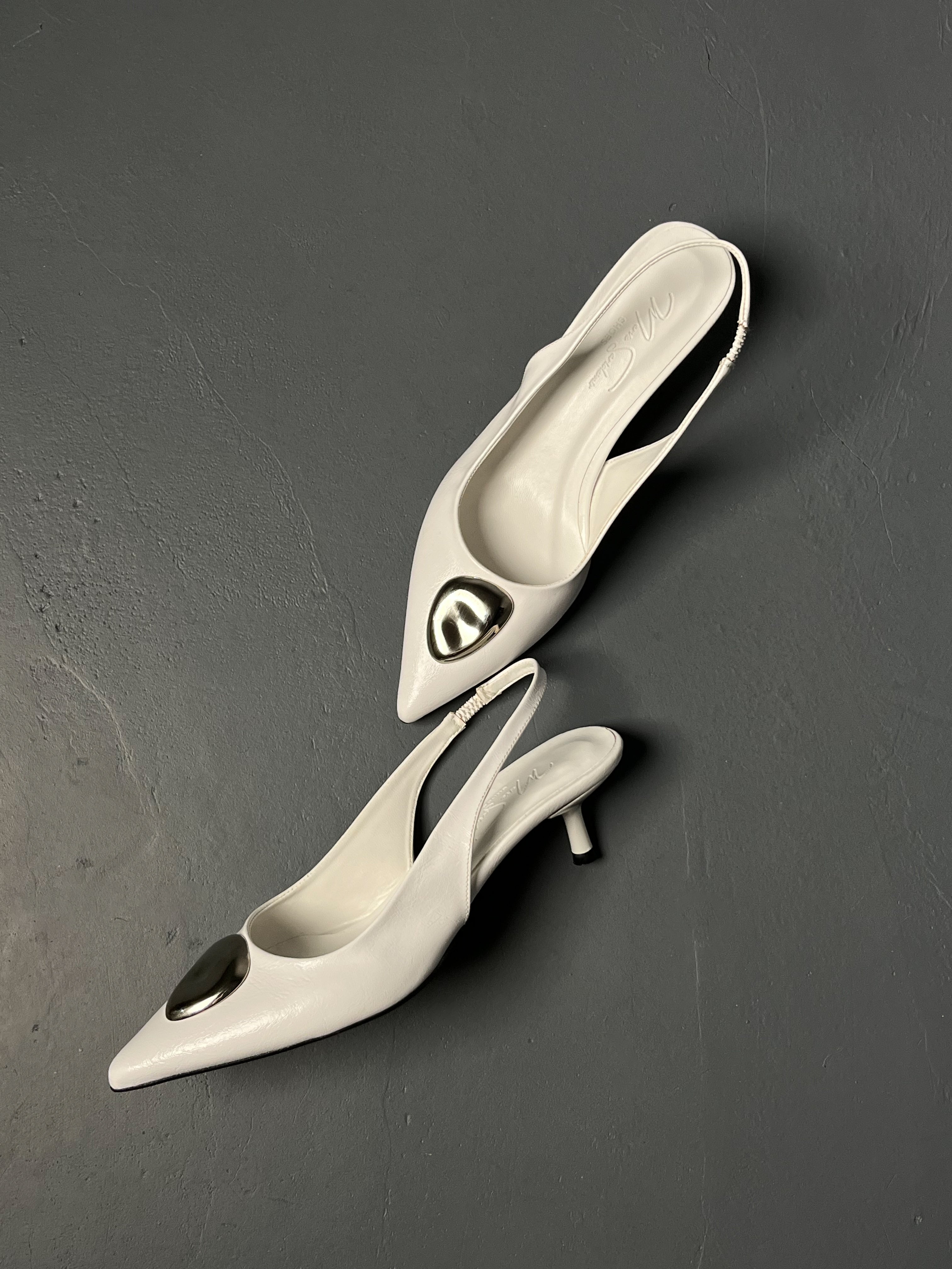 Beyaz Kırışık Rugan Metal Detaylı İnce Topuklu Ayakkabı