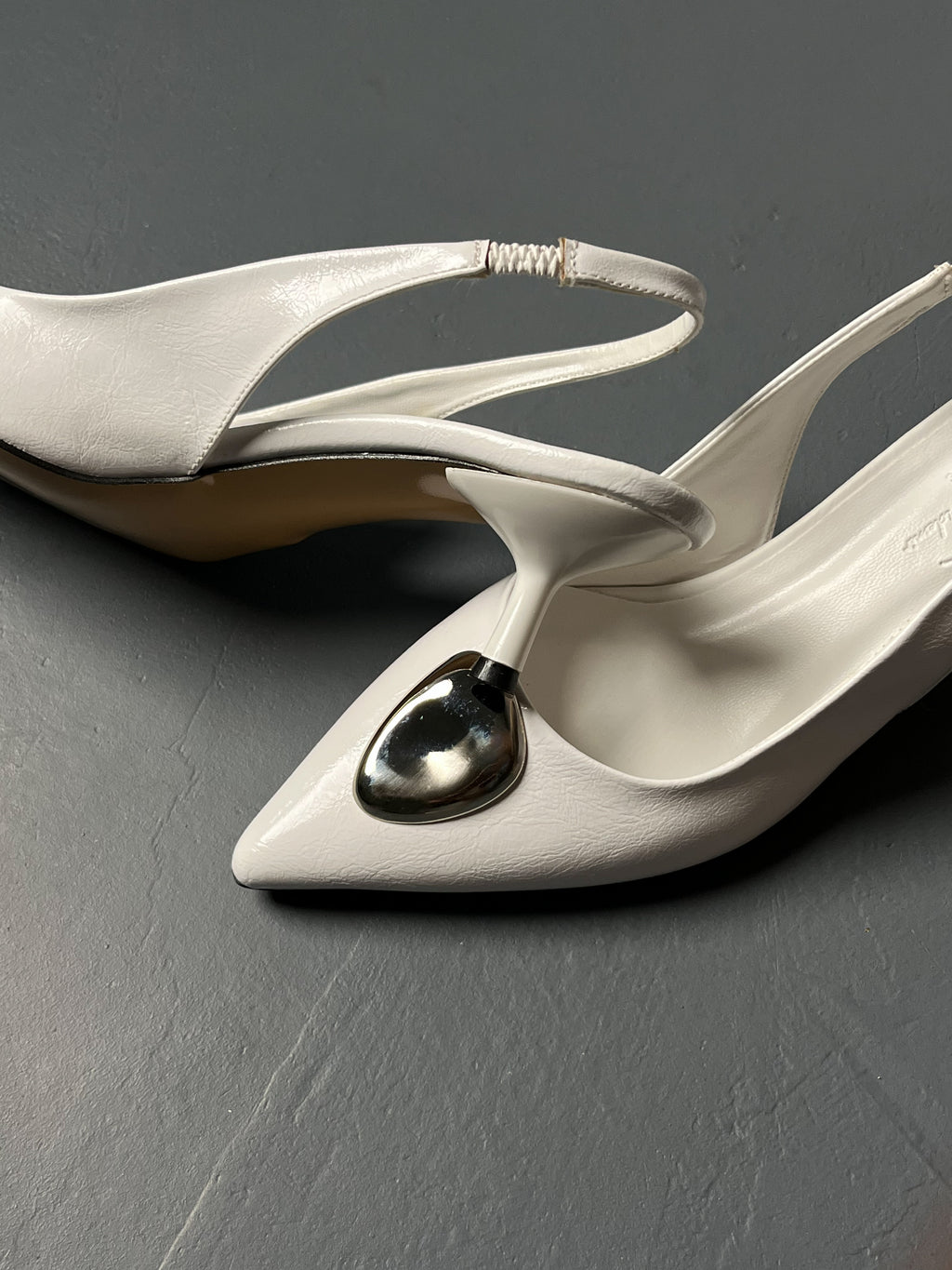 Beyaz Kırışık Rugan Metal Detaylı İnce Topuklu Ayakkabı