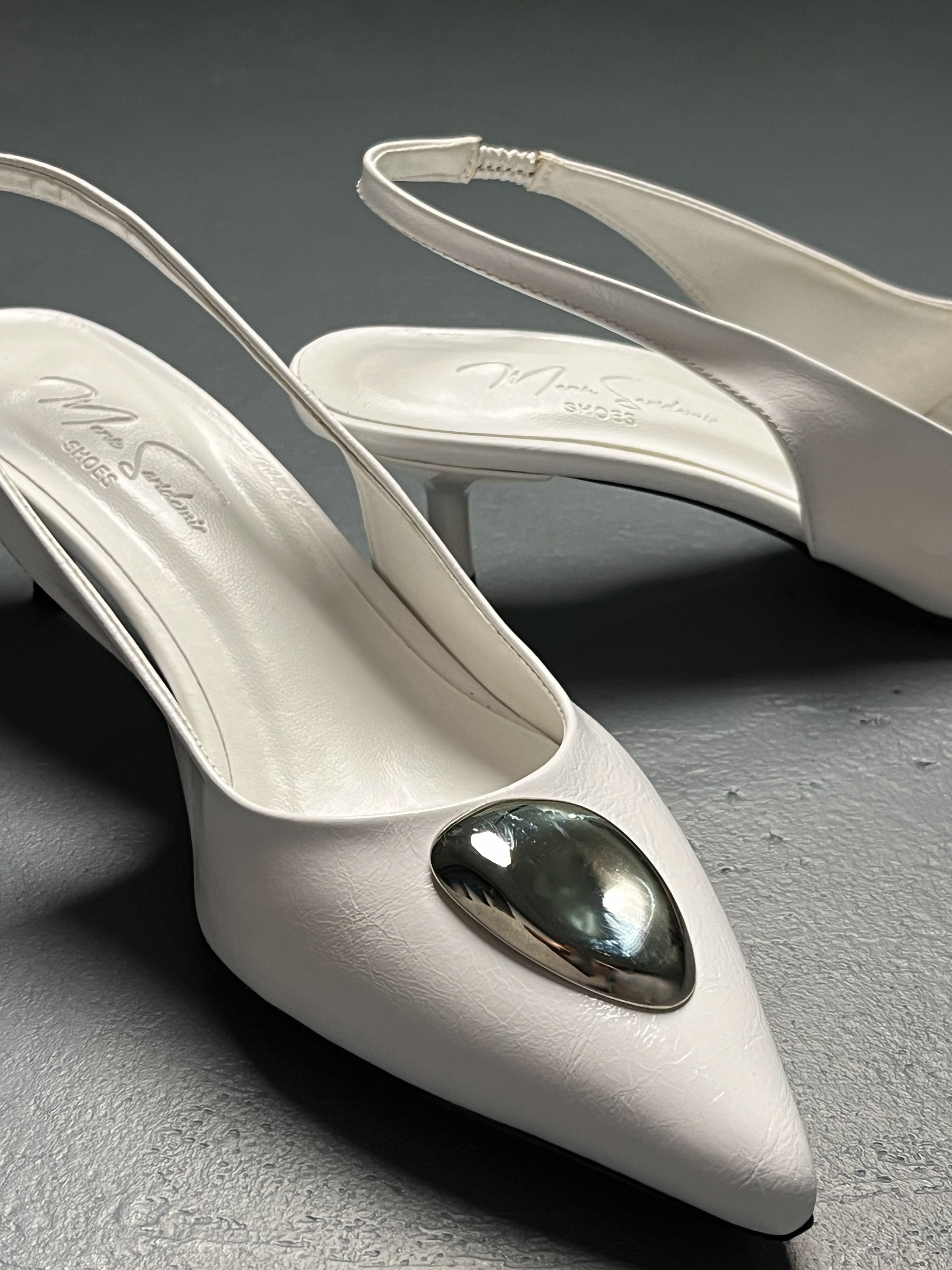 Beyaz Kırışık Rugan Metal Detaylı İnce Topuklu Ayakkabı