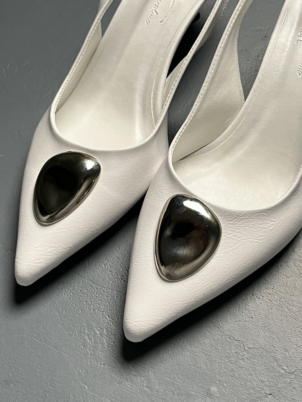 Beyaz Kırışık Rugan Metal Detaylı İnce Topuklu Ayakkabı