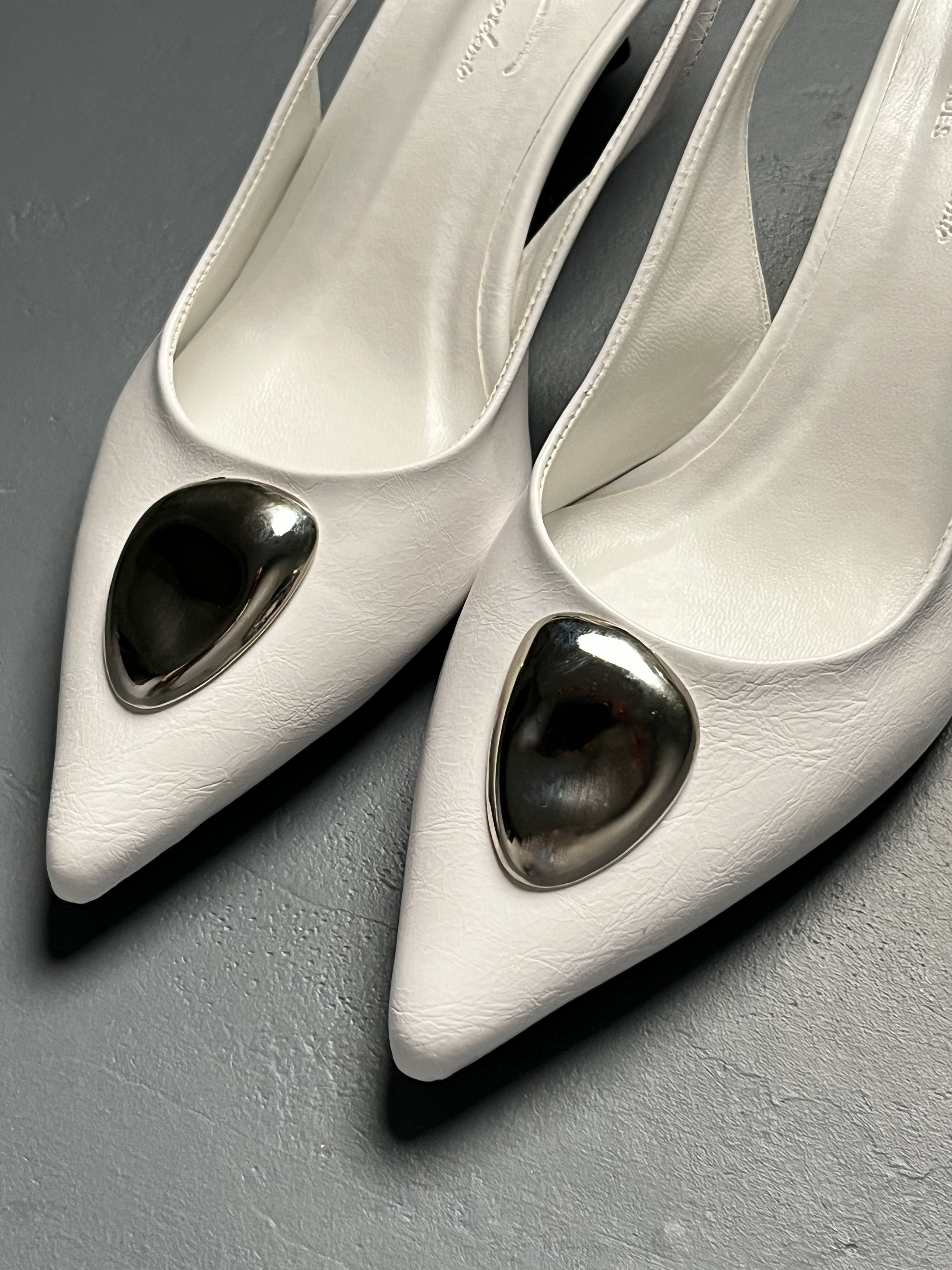 Beyaz Kırışık Rugan Metal Detaylı İnce Topuklu Ayakkabı