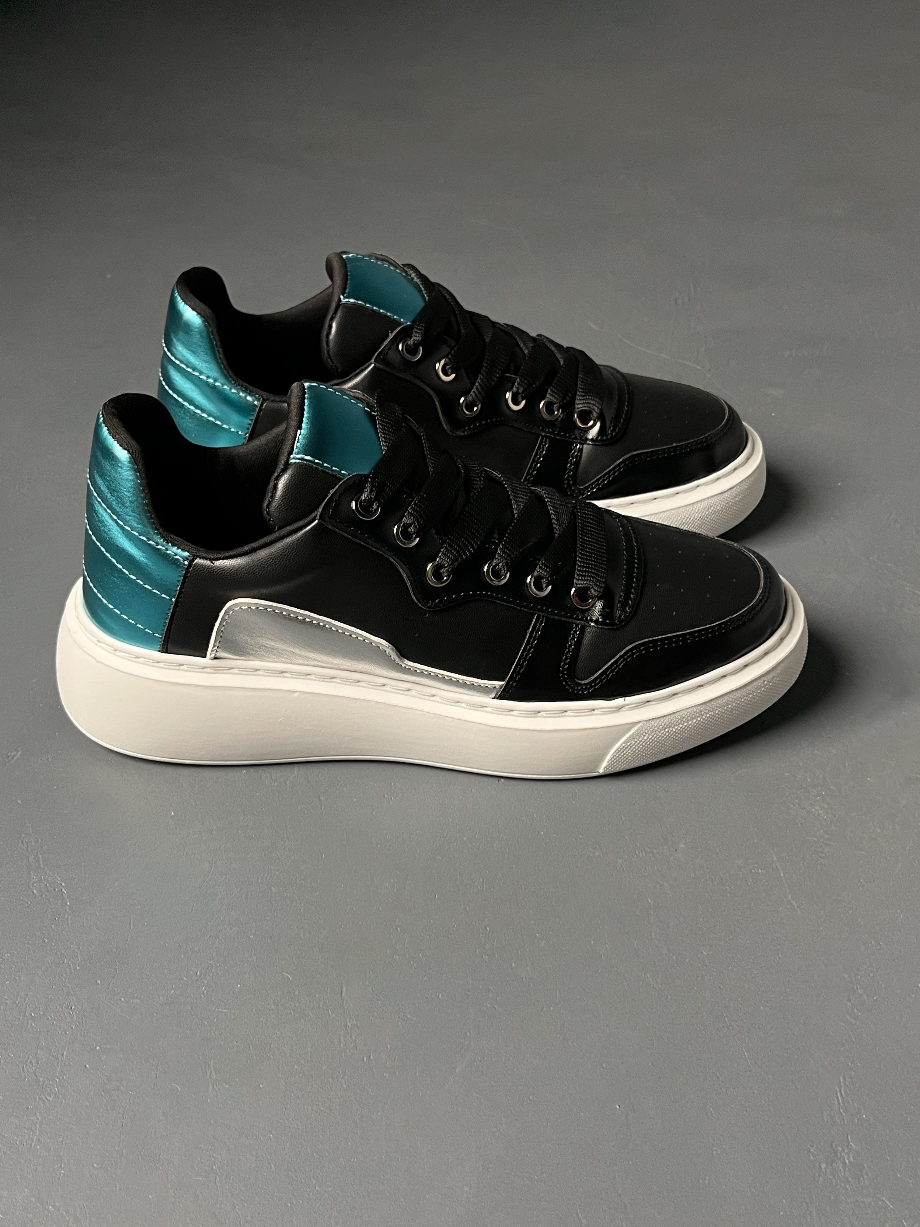 Siyah – Metalik Turkuaz Detaylı Sneaker