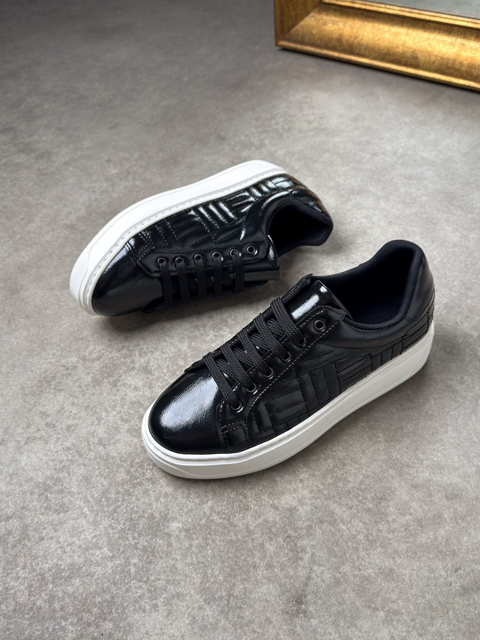 Siyah Rugan Özel Desenli Sneaker