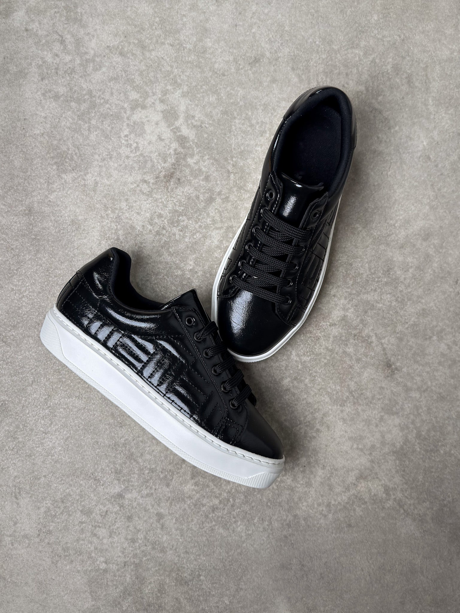 Siyah Rugan Özel Desenli Sneaker