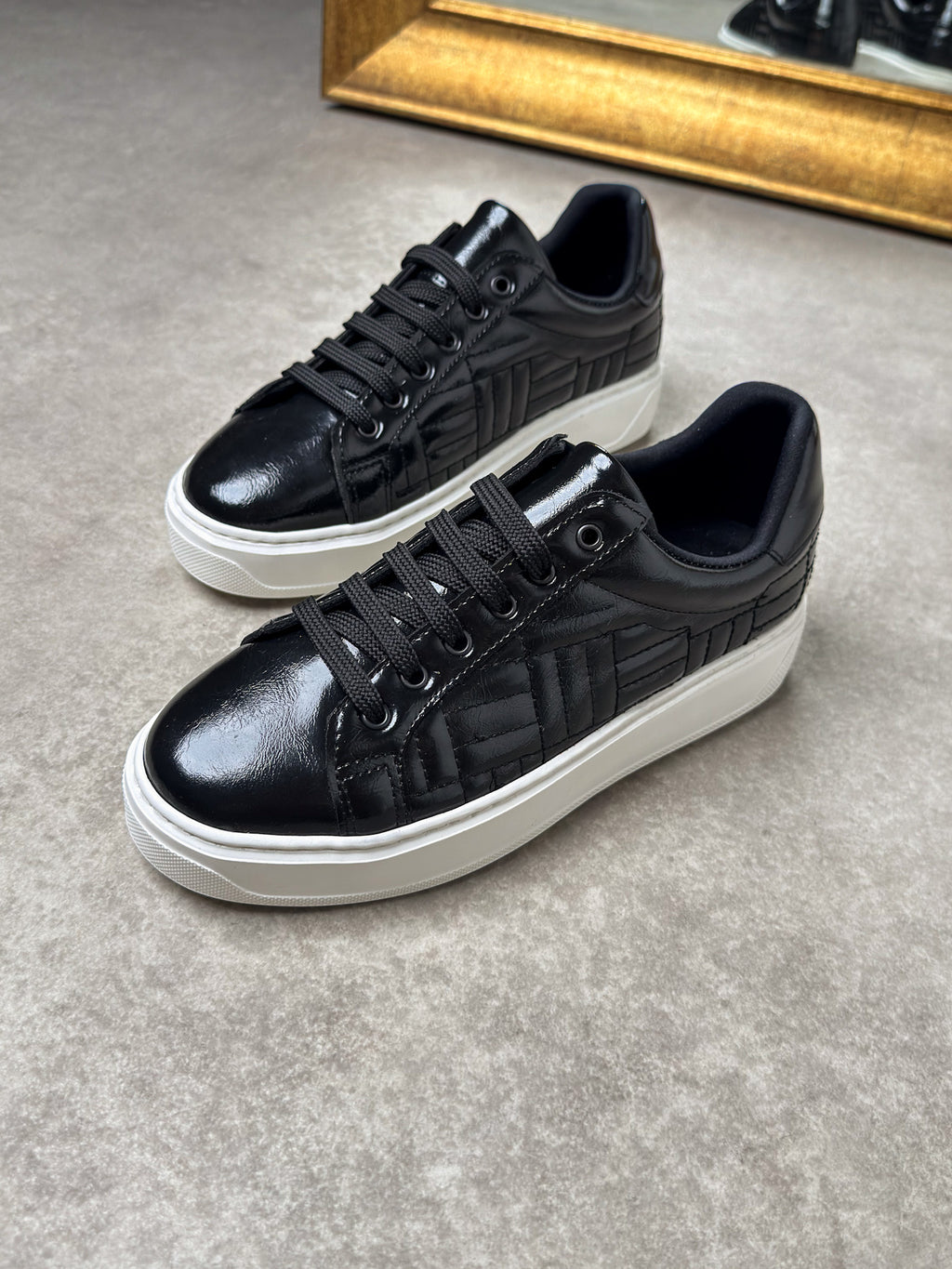 Siyah Rugan Özel Desenli Sneaker