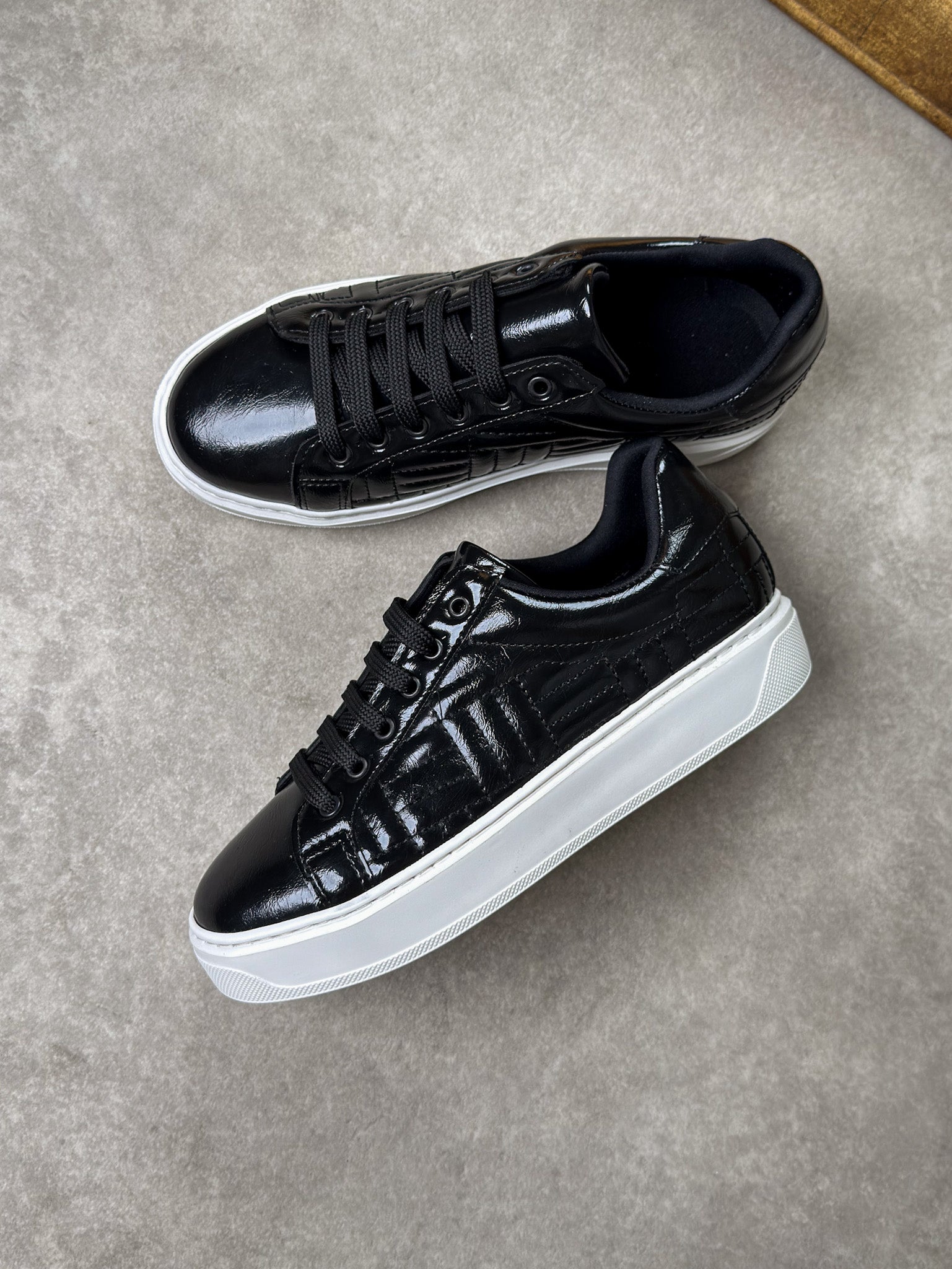 Siyah Rugan Özel Desenli Sneaker