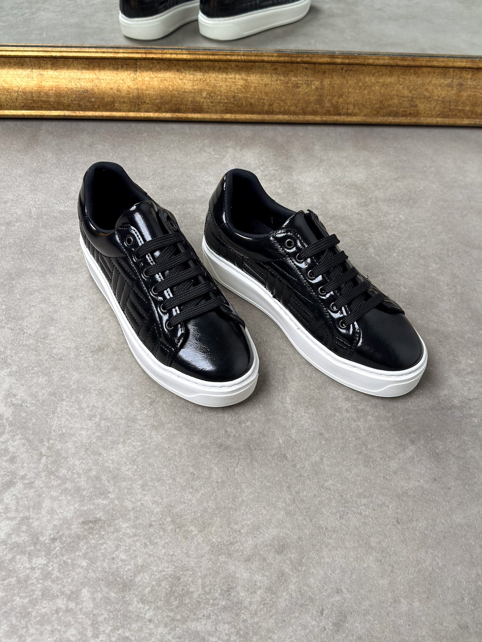 Siyah Rugan Özel Desenli Sneaker