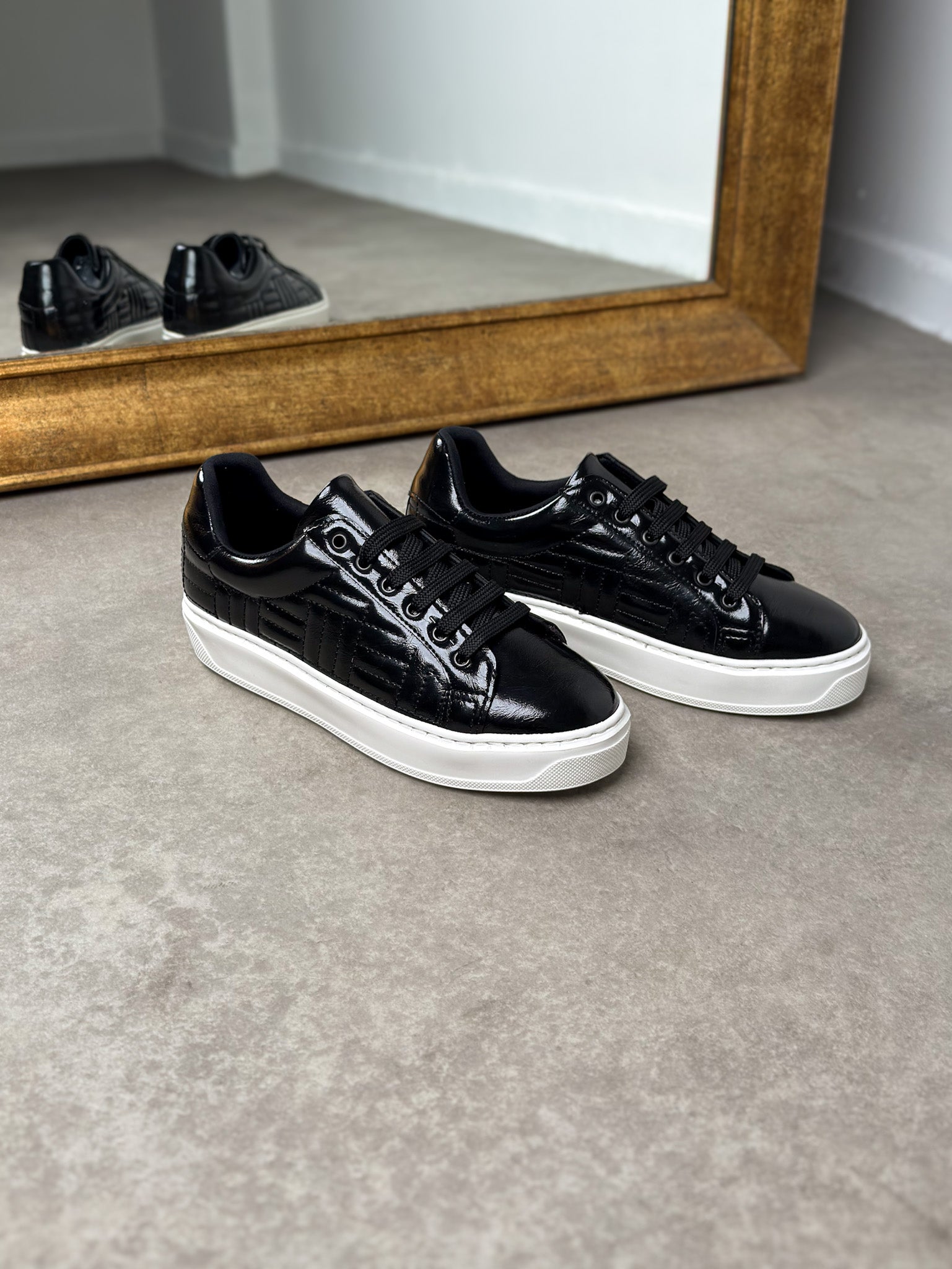 Siyah Rugan Özel Desenli Sneaker