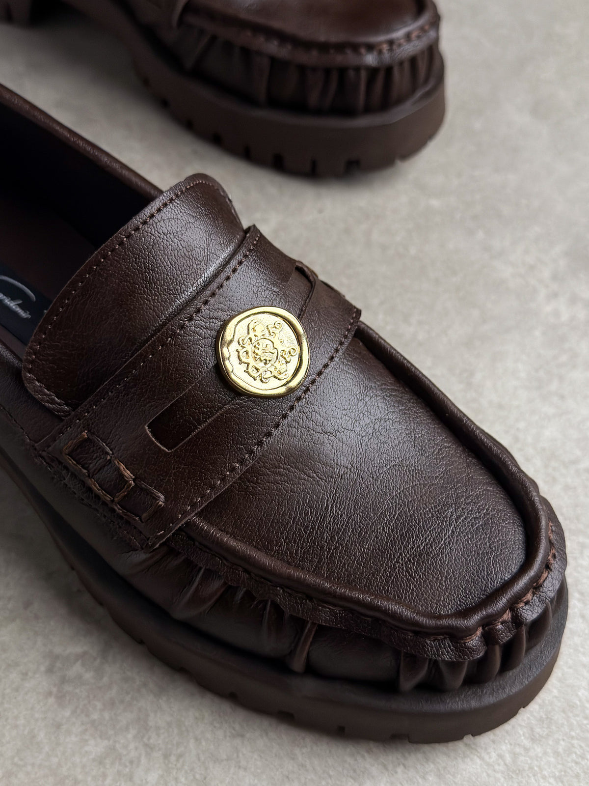 Acı kahve gold trok detaylı kadın loafer detay görünümü