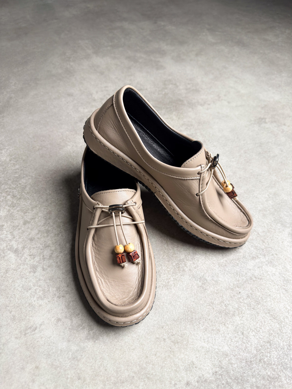 Bej boncuk detaylı deri loafer 1