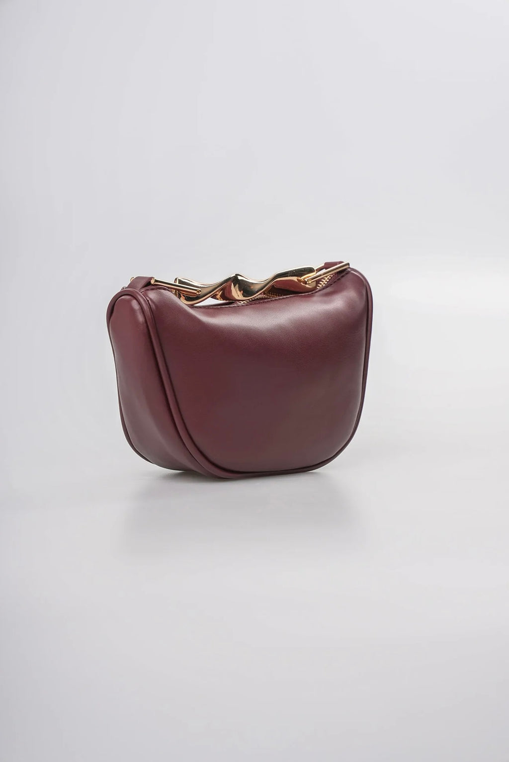 Bordo dalga metal detaylı çanta yan görünüm